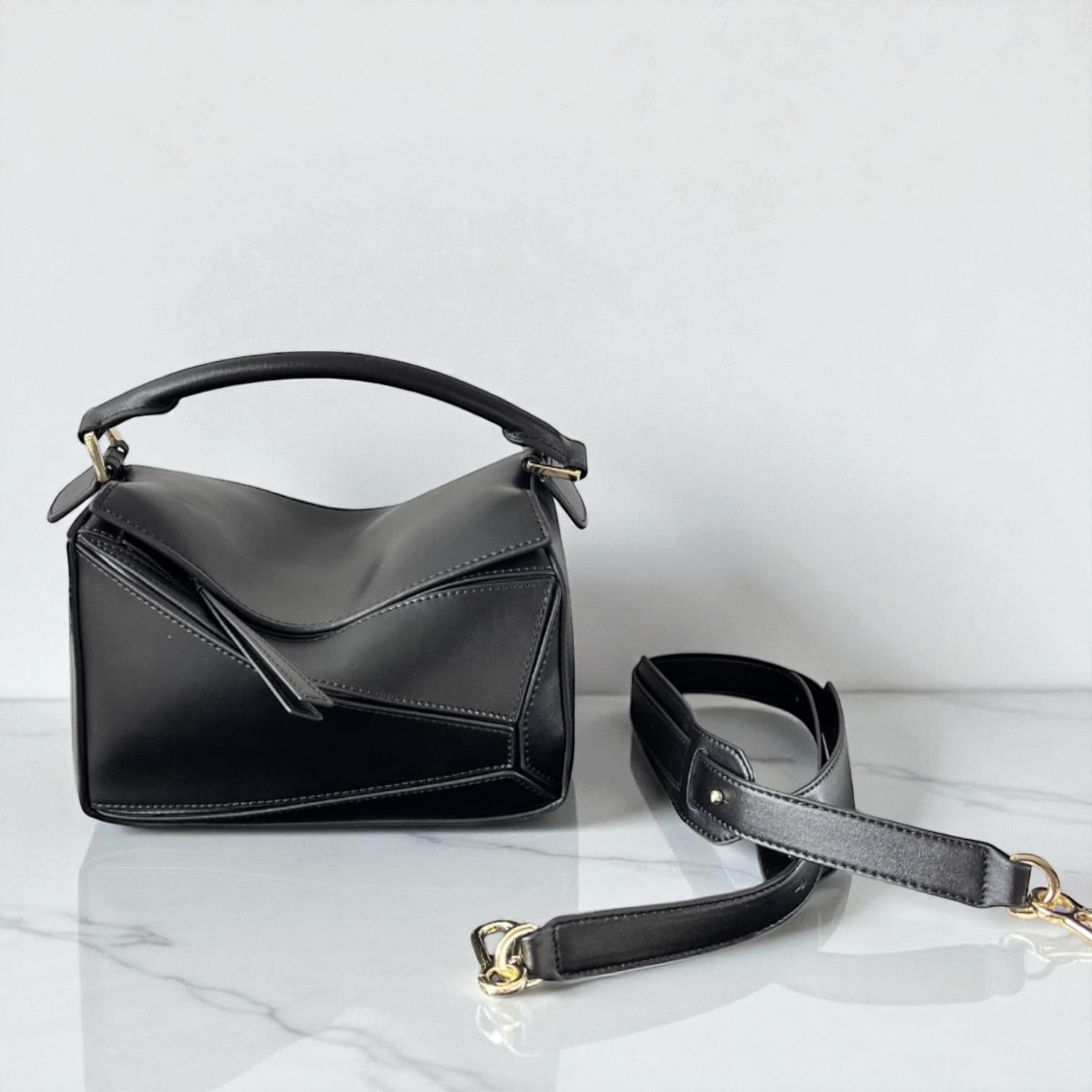 181 本革パズルバッグ ブラック / 幾何学パズル風ステッチデザインで大人の余裕と遊び心を、ひとつのバッグに / ルビリア