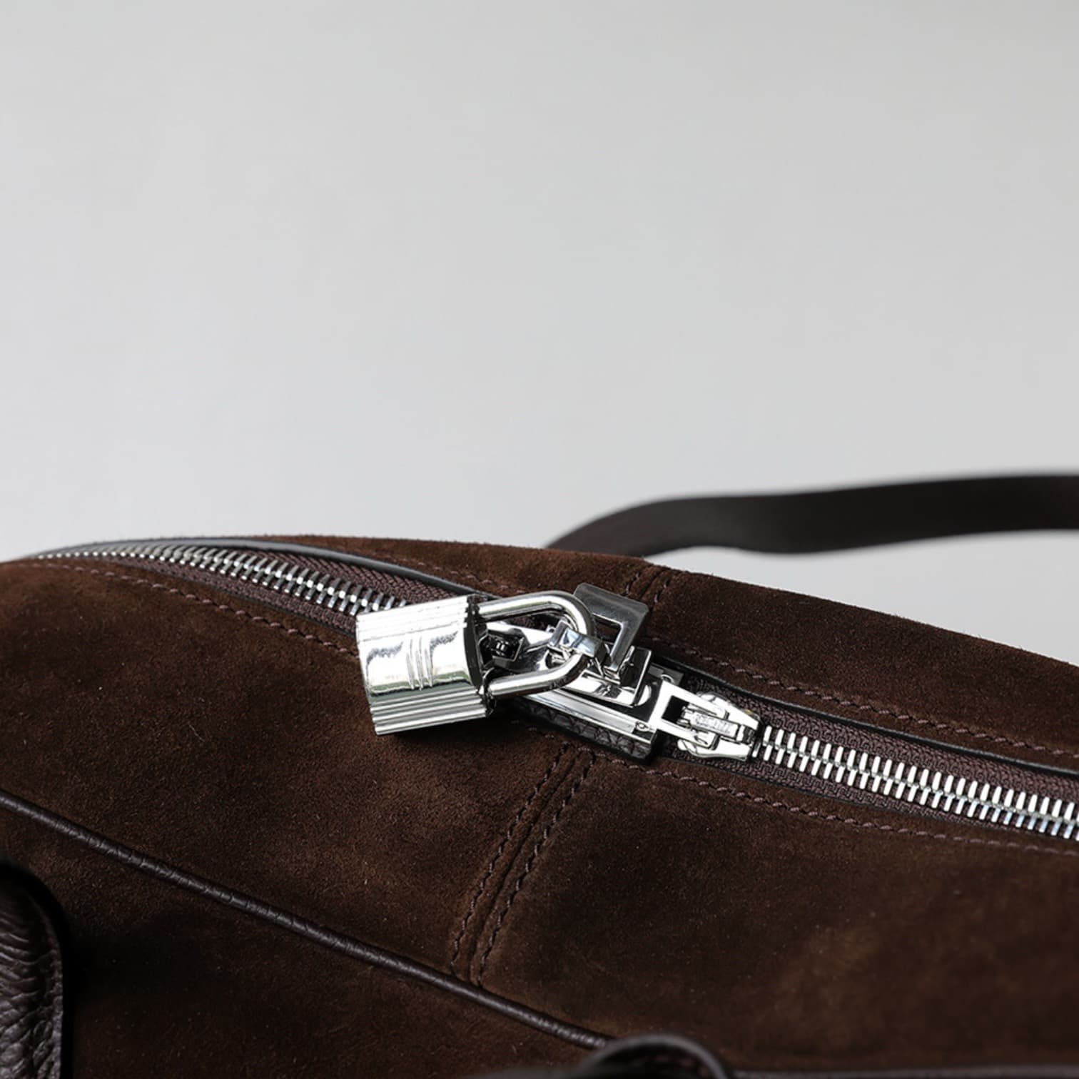 527 本革スウェードLHボストンバッグ ブラウン 南京錠付き A4対応 通勤用　小旅行バッグ　ルビリア