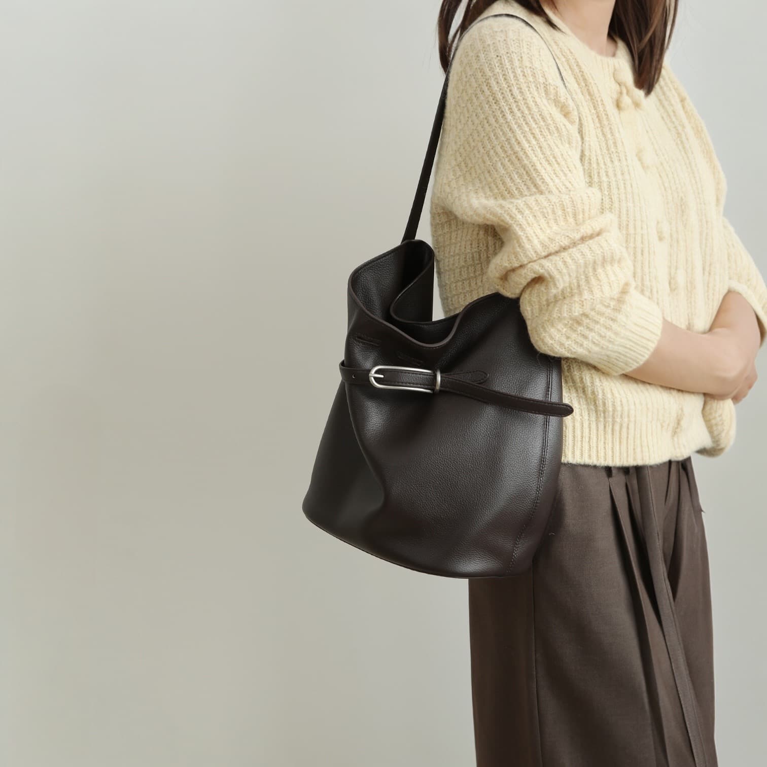 543 本革FBタックバケツバッグ D.BROWN  上品通勤バッグ　ルビリア