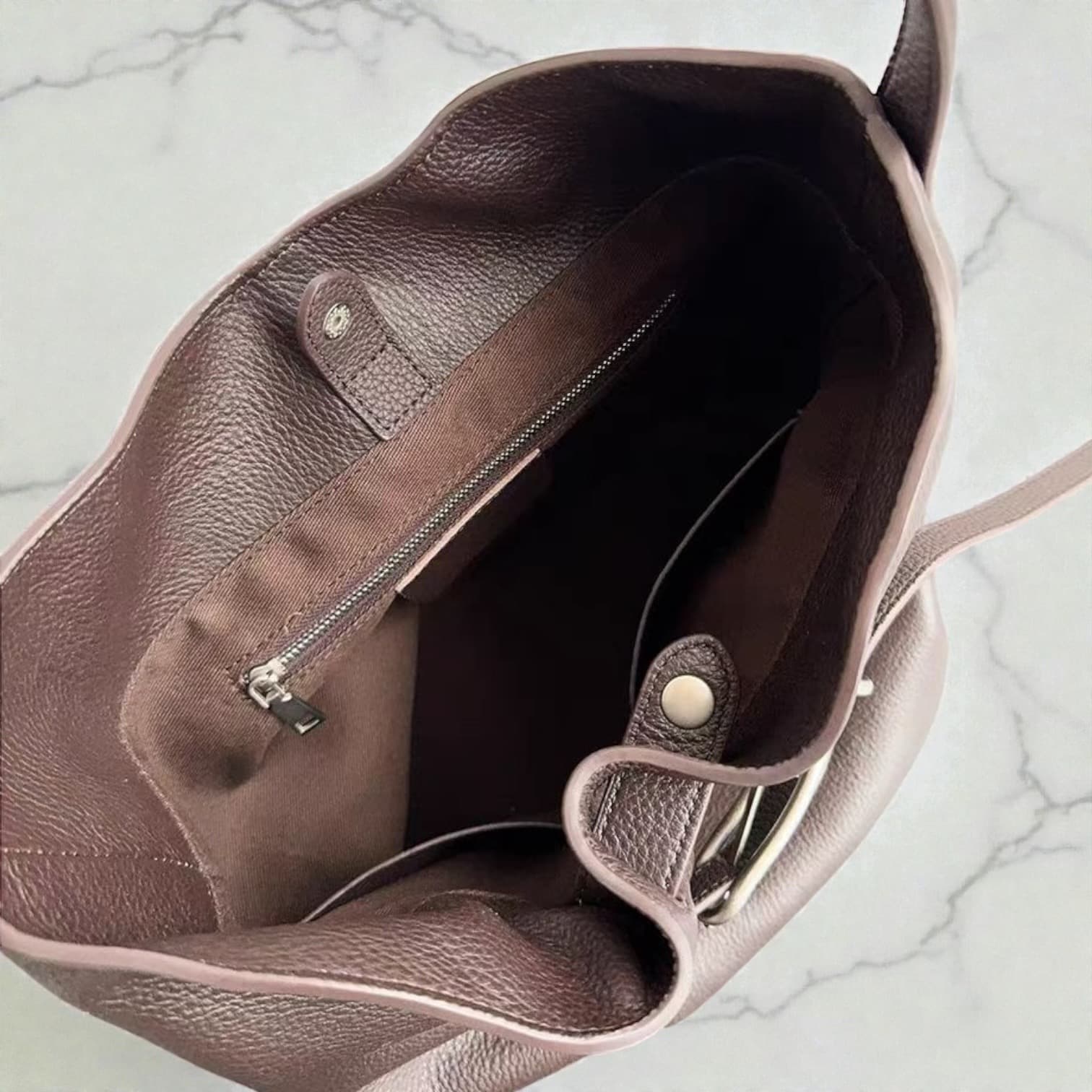 543 本革FBタックバケツバッグ D.BROWN  上品通勤バッグ　ルビリア