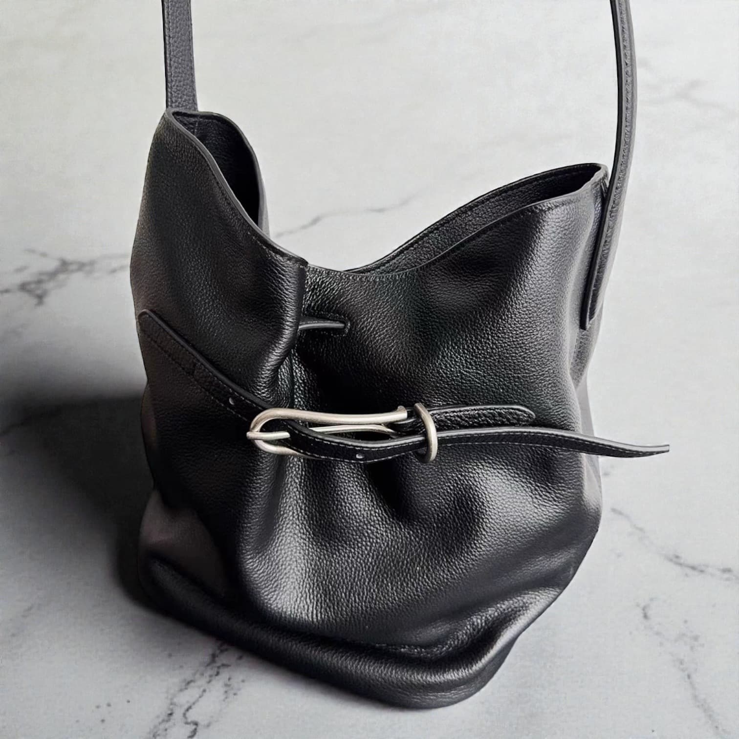 543 本革FBタックバケツバッグ BLACK  上品通勤バッグ　ルビリア