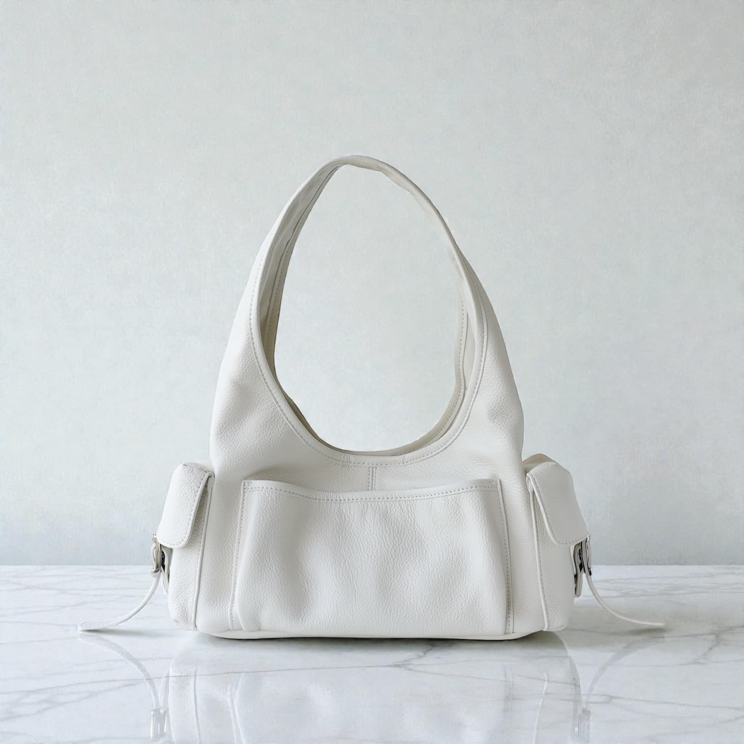 554 本革MPトライアングルバッグ　ホワイト｜多ポケットで出し入れしやすいワンハンドル　ルビリア