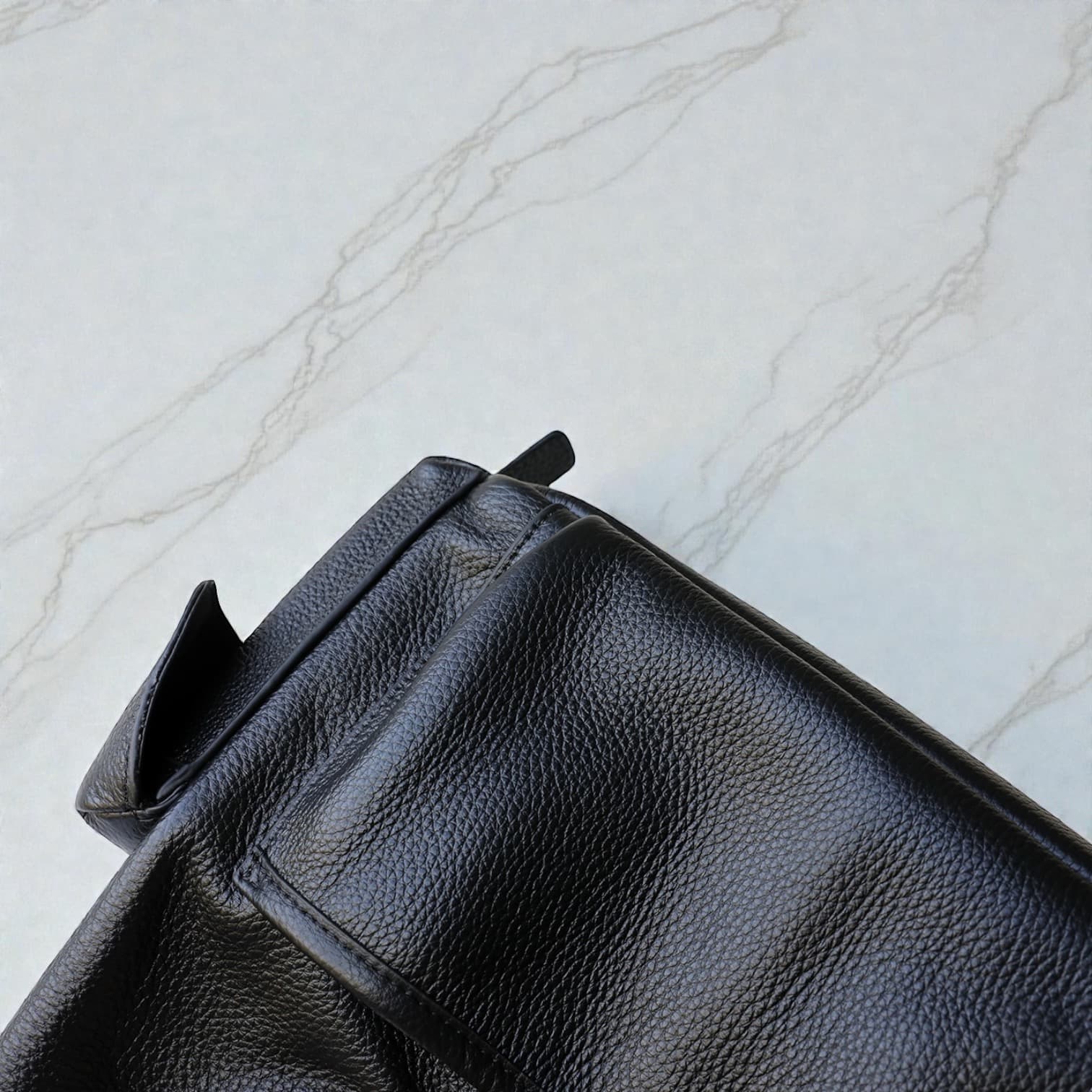 554 本革MPトライアングルバッグ ブラック｜多ポケットで出し入れしやすいワンハンドル　ルビリア