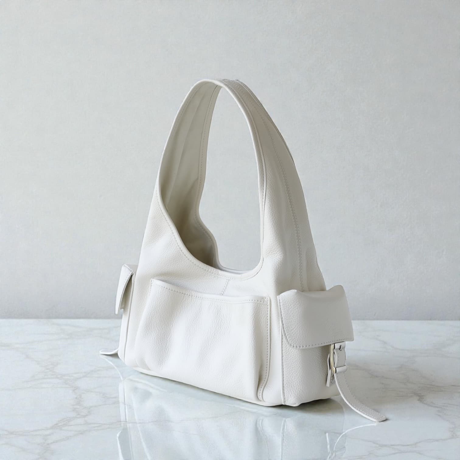 554 本革MPトライアングルバッグ　ホワイト｜多ポケットで出し入れしやすいワンハンドル　ルビリア