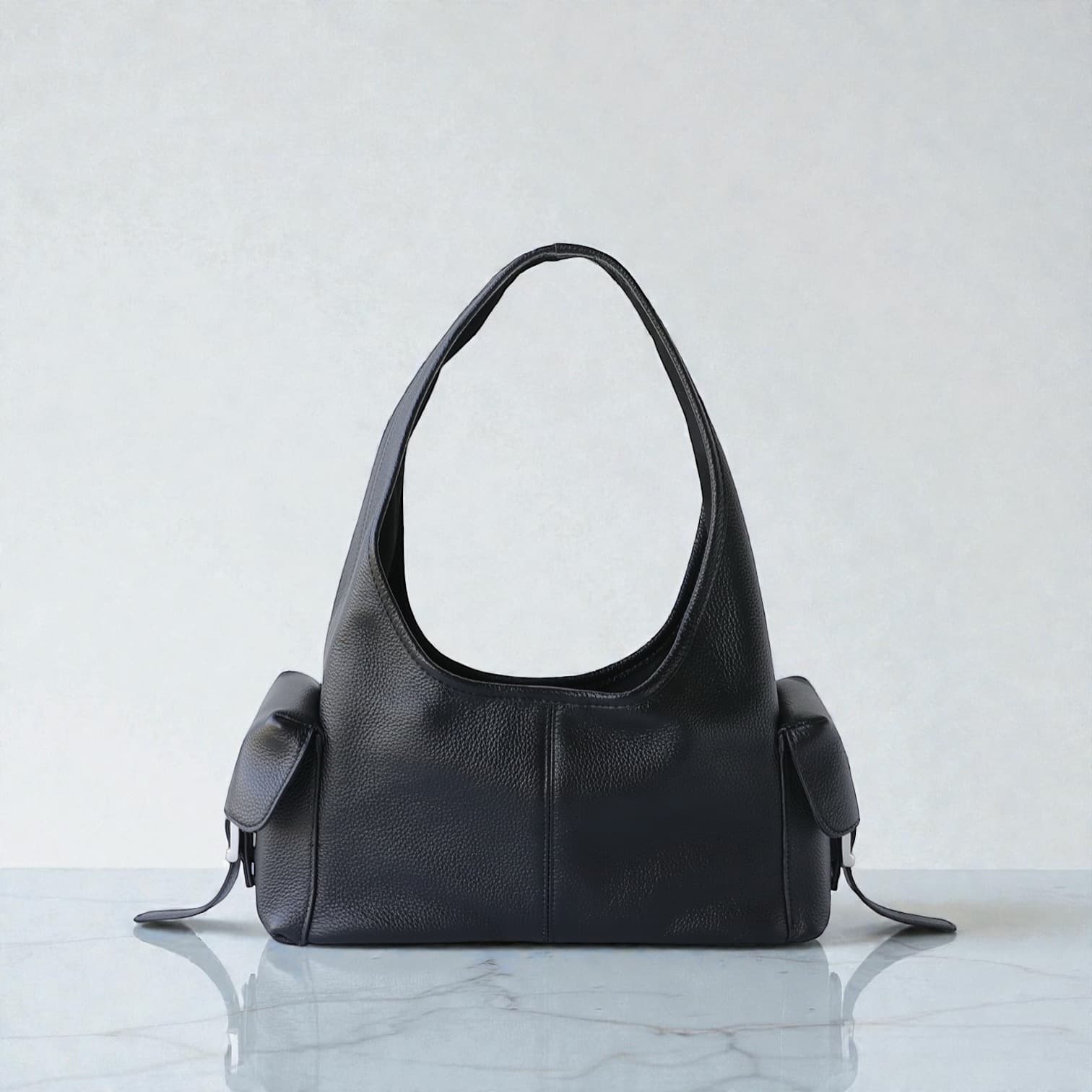 554 本革MPトライアングルバッグ ブラック｜多ポケットで出し入れしやすいワンハンドル　ルビリア