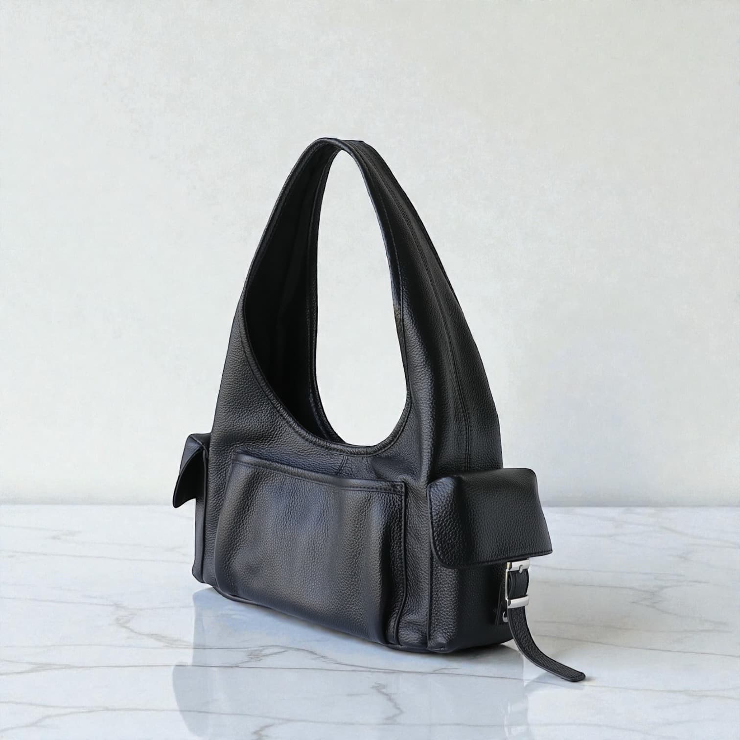 554 本革MPトライアングルバッグ ブラック｜多ポケットで出し入れしやすいワンハンドル　ルビリア