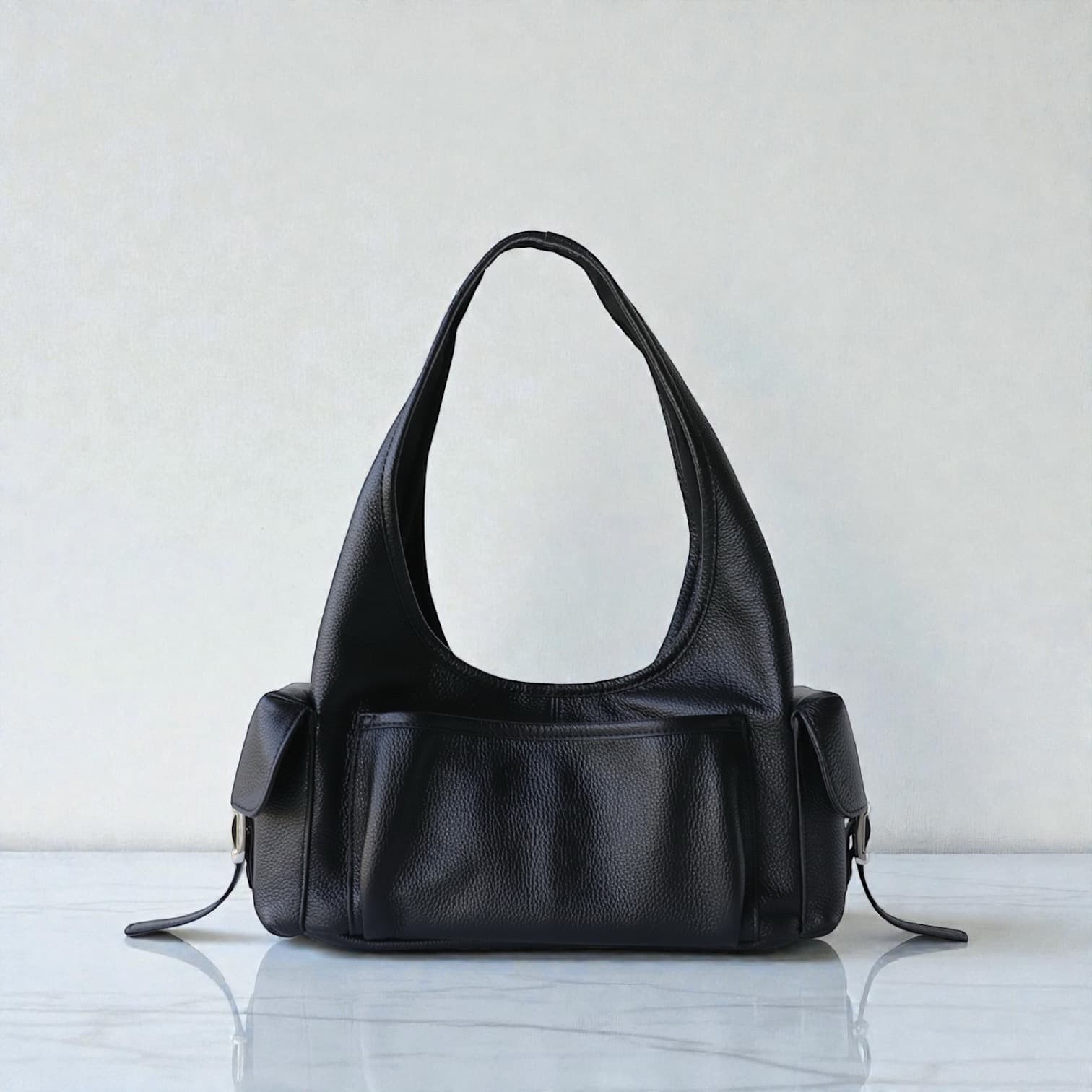 554 本革MPトライアングルバッグ ブラック｜多ポケットで出し入れしやすいワンハンドル　ルビリア