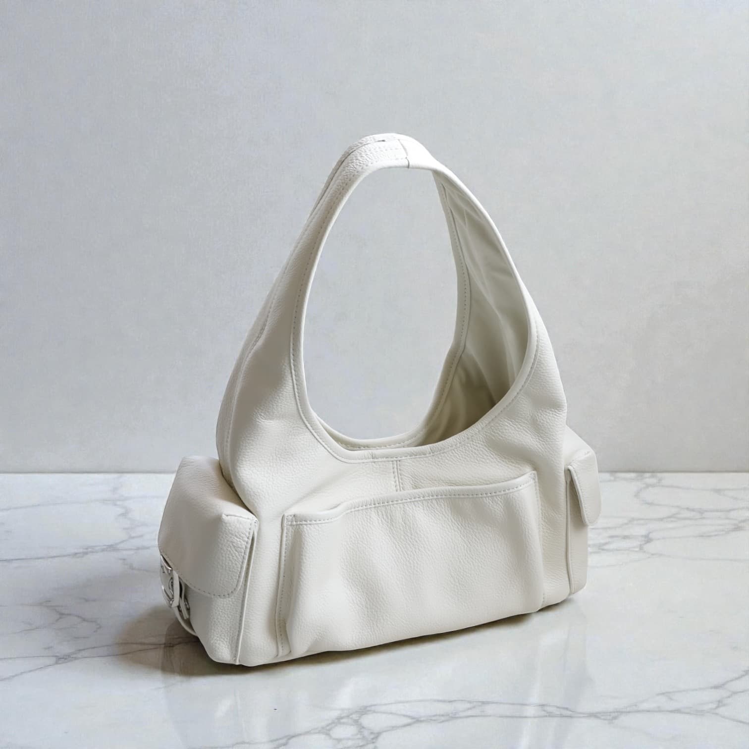 554 本革MPトライアングルバッグ　ホワイト｜多ポケットで出し入れしやすいワンハンドル　ルビリア