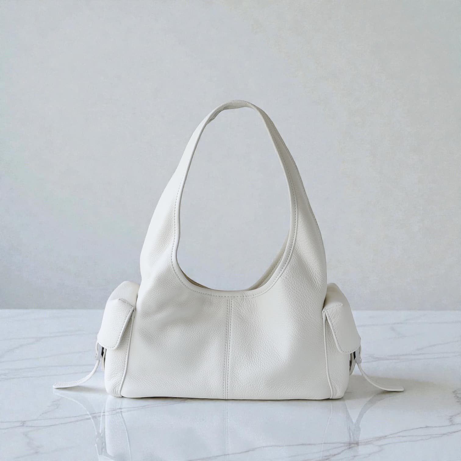 554 本革MPトライアングルバッグ　ホワイト｜多ポケットで出し入れしやすいワンハンドル　ルビリア