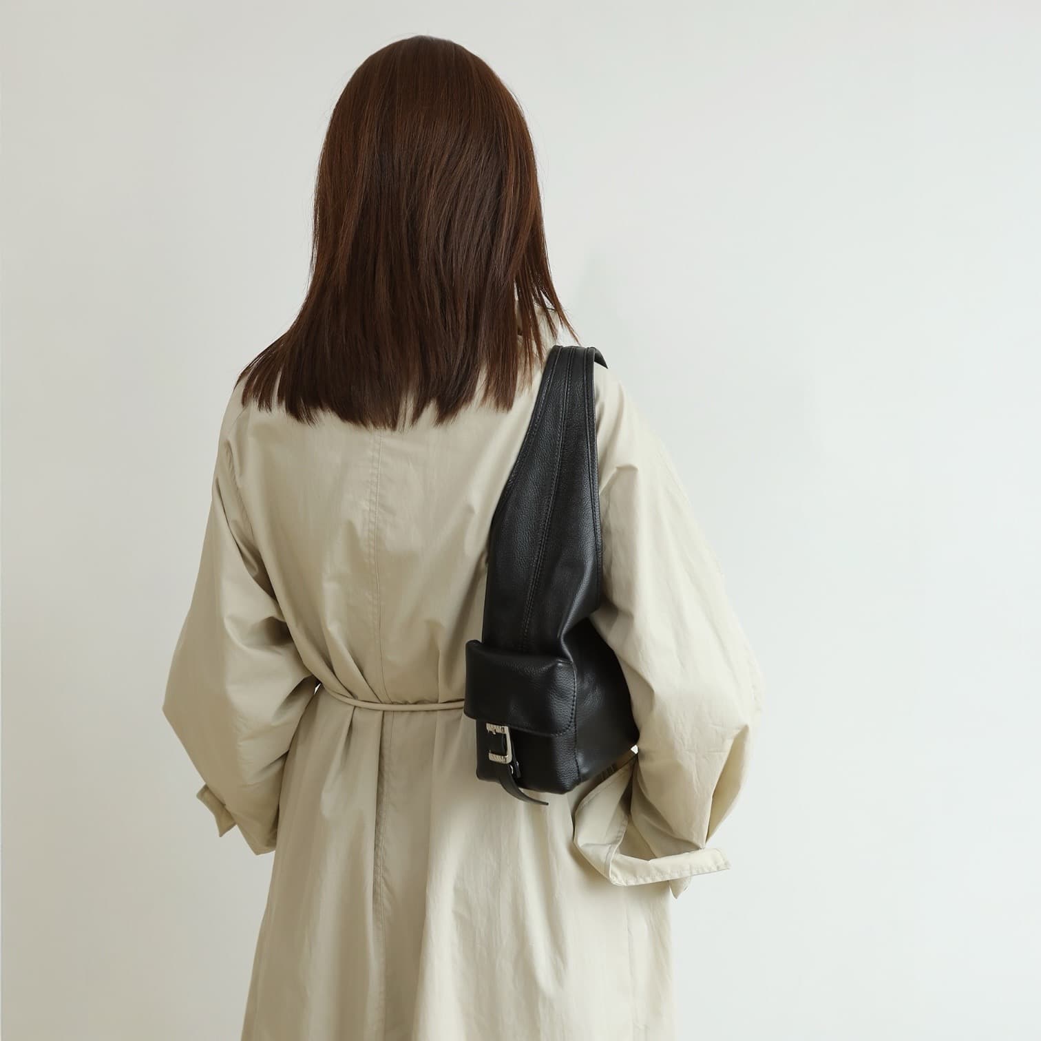 554 本革MPトライアングルバッグ ブラック｜多ポケットで出し入れしやすいワンハンドル　ルビリア