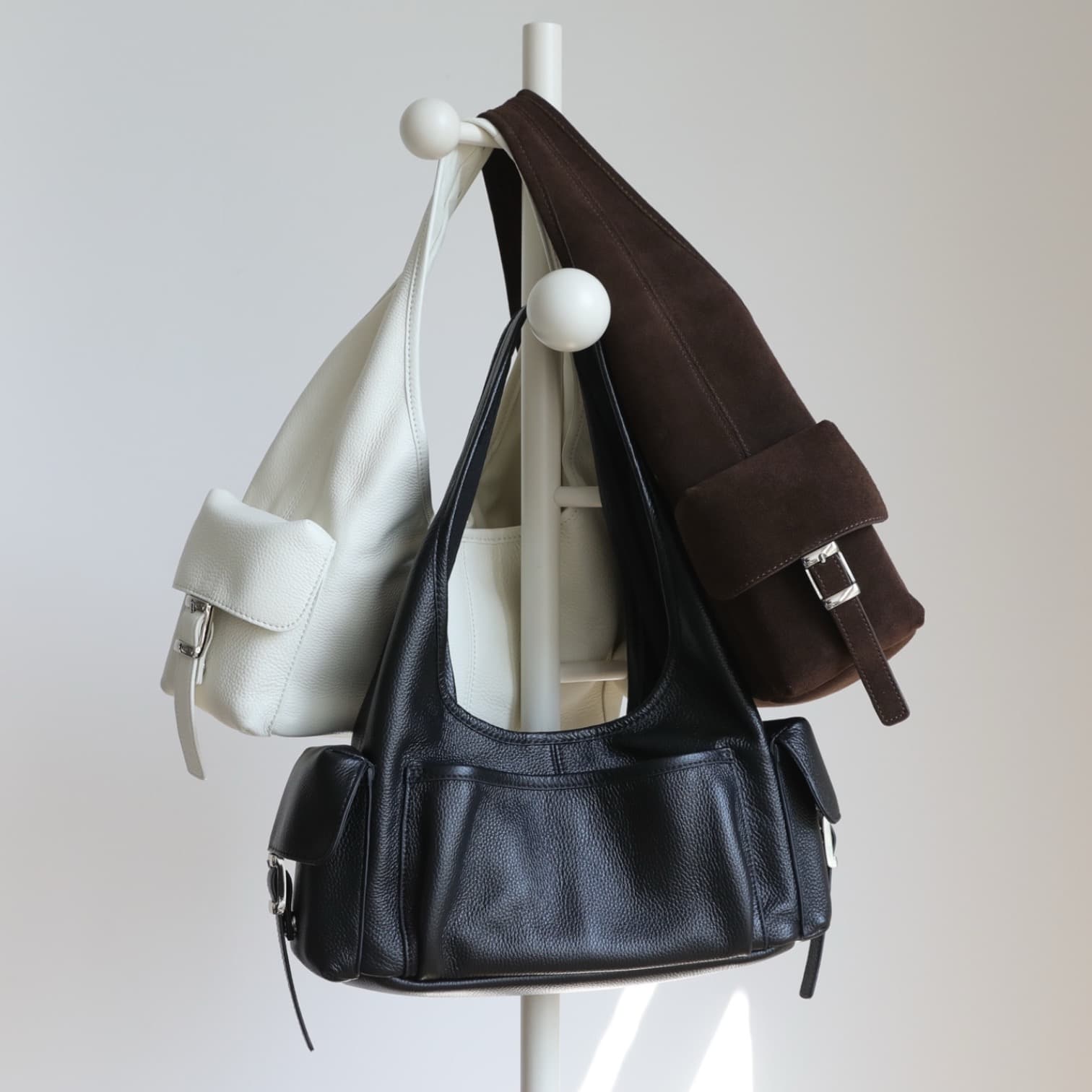 554 本革MPトライアングルバッグ ブラック　ホワイト　ブラウン｜多ポケットで出し入れしやすいワンハンドル　ルビリア