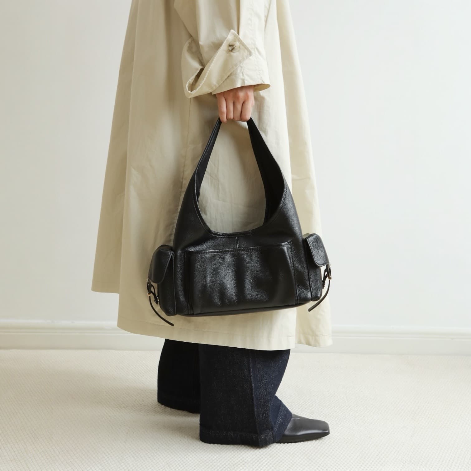 554 本革MPトライアングルバッグ ブラック｜多ポケットで出し入れしやすいワンハンドル　ルビリア