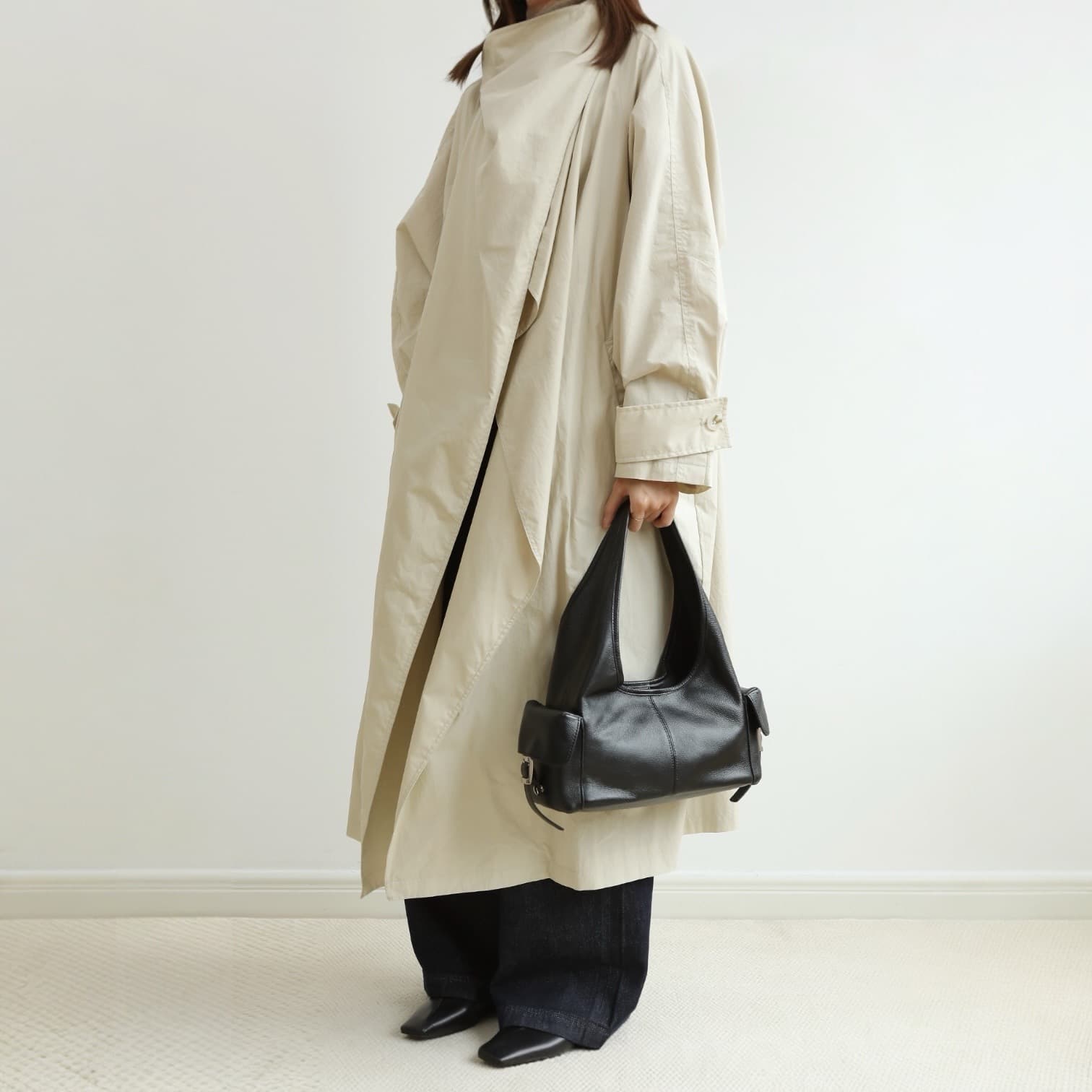 554 本革MPトライアングルバッグ ブラック｜多ポケットで出し入れしやすいワンハンドル　ルビリア