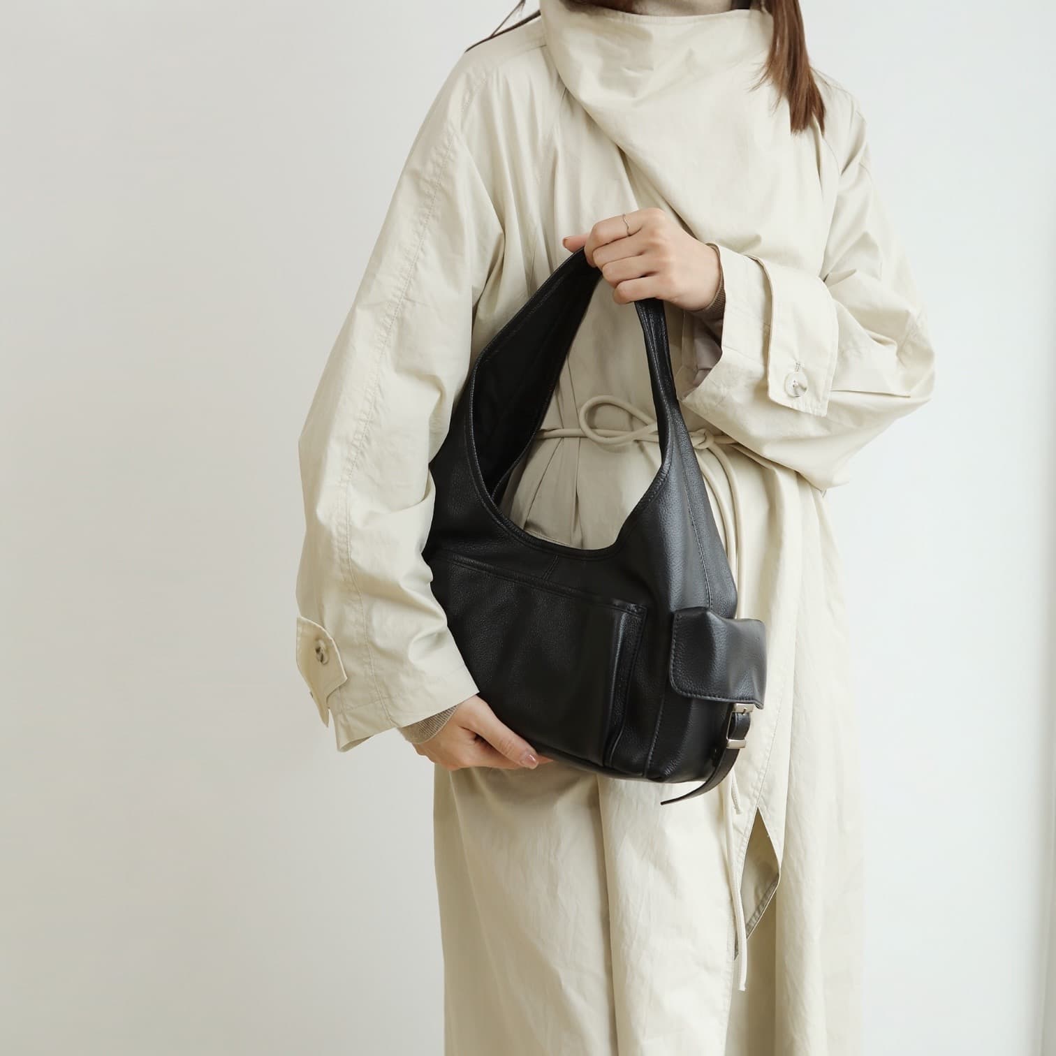 554 本革MPトライアングルバッグ ブラック｜多ポケットで出し入れしやすいワンハンドル　ルビリア