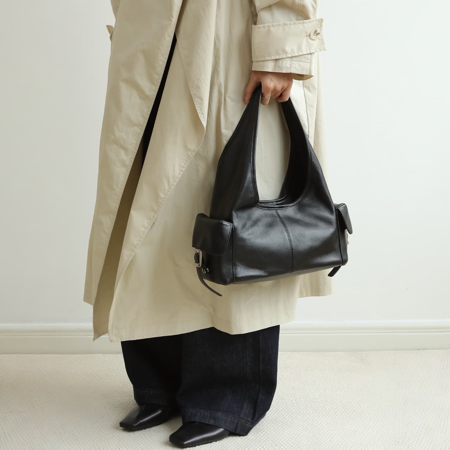 554 本革MPトライアングルバッグ ブラック｜多ポケットで出し入れしやすいワンハンドル　ルビリア