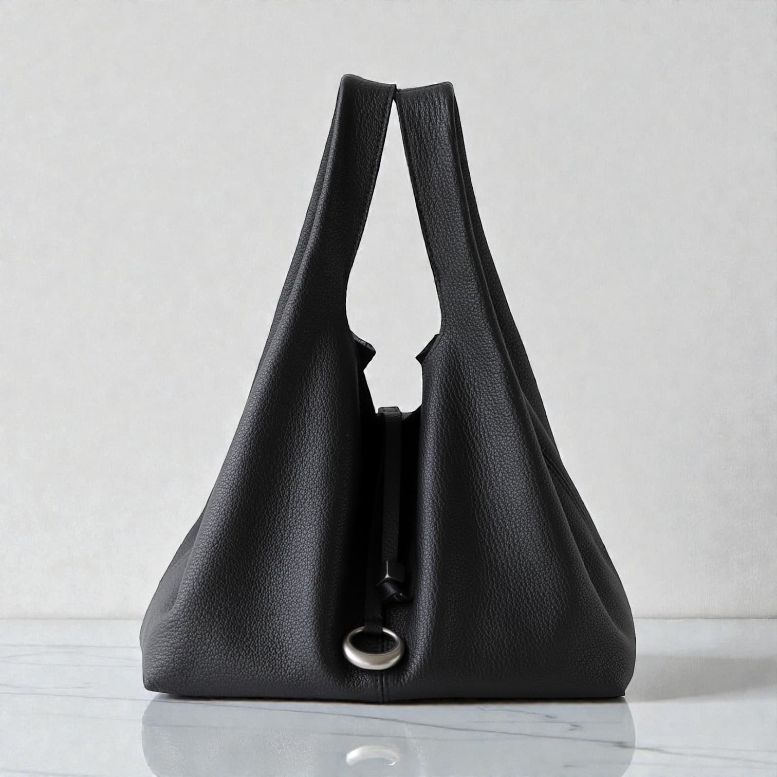 557 本革NバケットバッグM ブラック 軽量　通勤にも便利 本革で上品　ルビリア