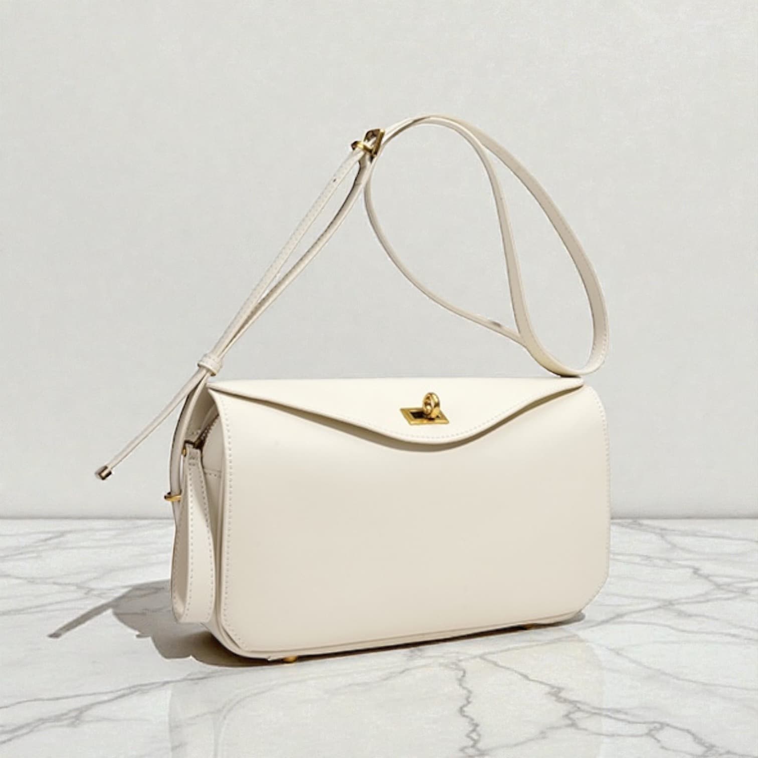 568本革Wフラップ多収納バッグ WHITE｜前後2室＋中央ZIPで整理できる軽量ショルダー　ルビリア