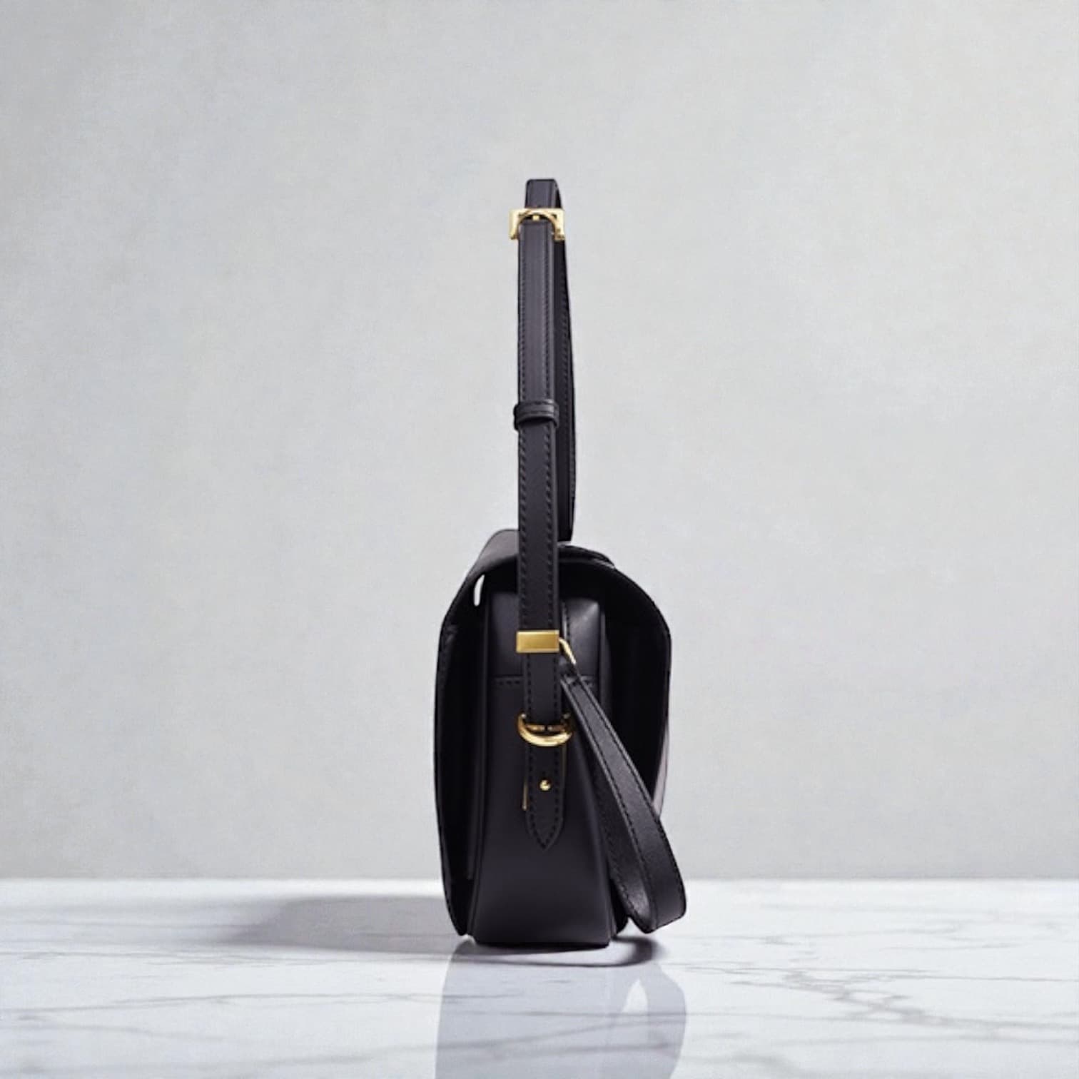 568本革Wフラップ多収納バッグ BLACK｜前後2室＋中央ZIPで整理できる軽量ショルダー　ルビリア