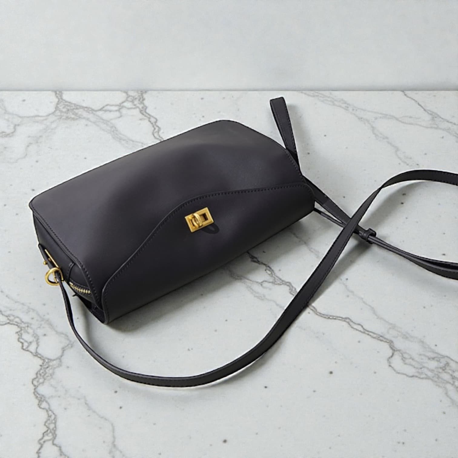 568本革Wフラップ多収納バッグ BLACK｜前後2室＋中央ZIPで整理できる軽量ショルダー　ルビリア