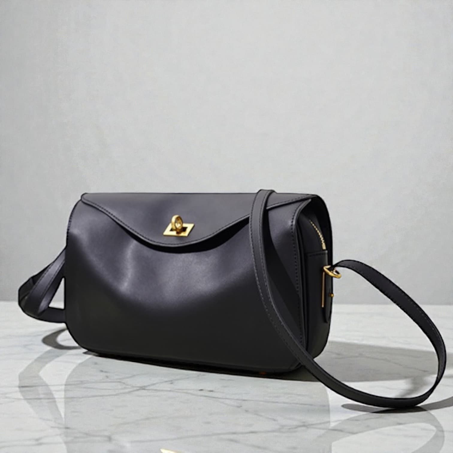 568本革Wフラップ多収納バッグ BLACK｜前後2室＋中央ZIPで整理できる軽量ショルダー　ルビリア