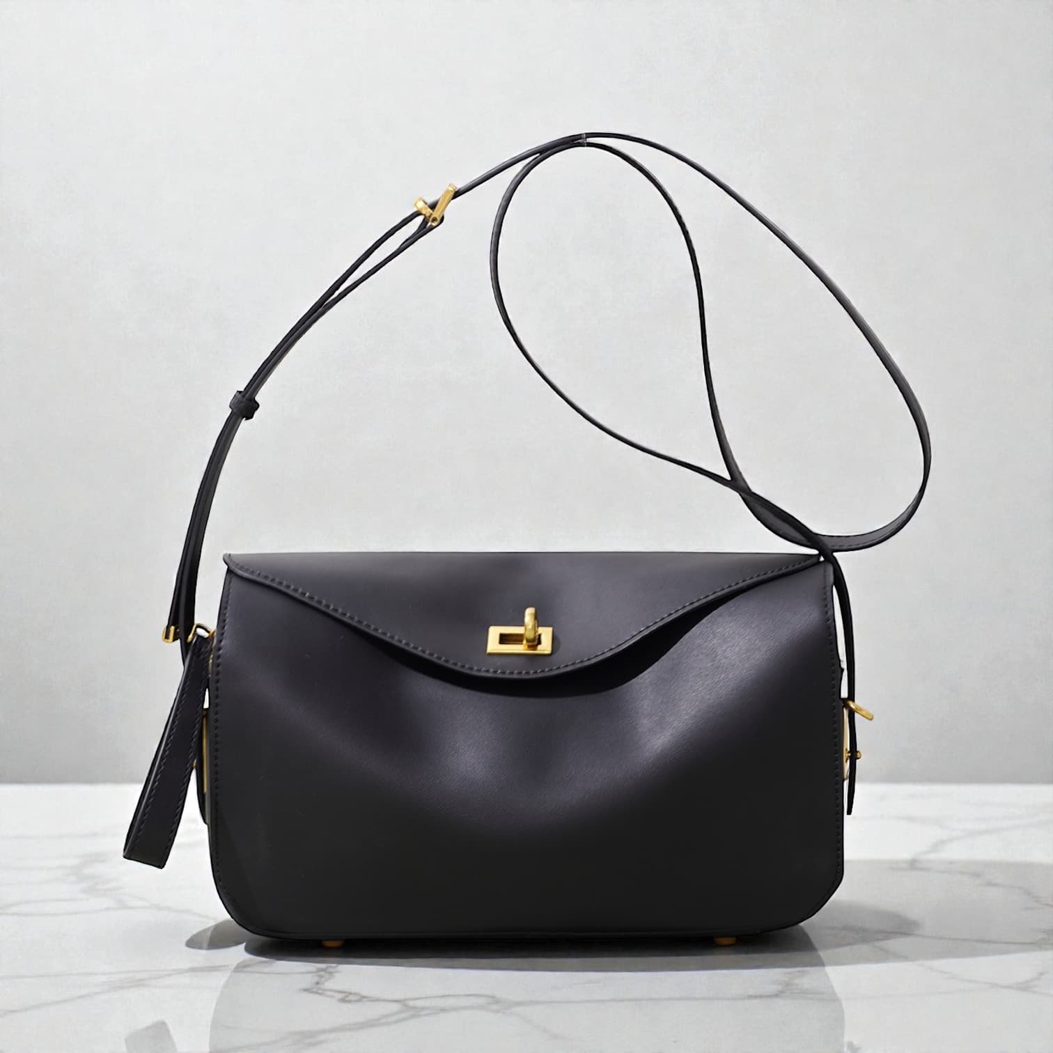 568本革Wフラップ多収納バッグ BLACK｜前後2室＋中央ZIPで整理できる軽量ショルダー　ルビリア