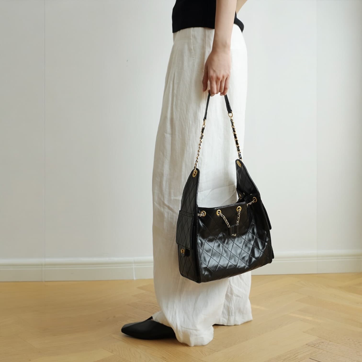 552 本革キルティング巾着バッグ BLACK｜艶キルティングで上品見え　ルビリア
