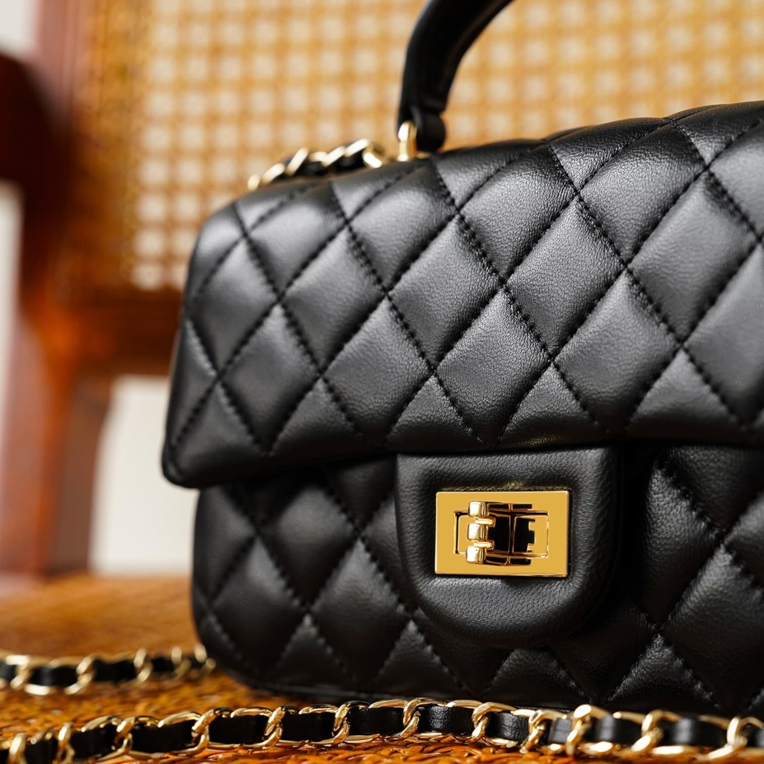 563 羊革TOPハンドルクラシカルバッグ BLACK｜艶キルティングで上品に　ルビリア