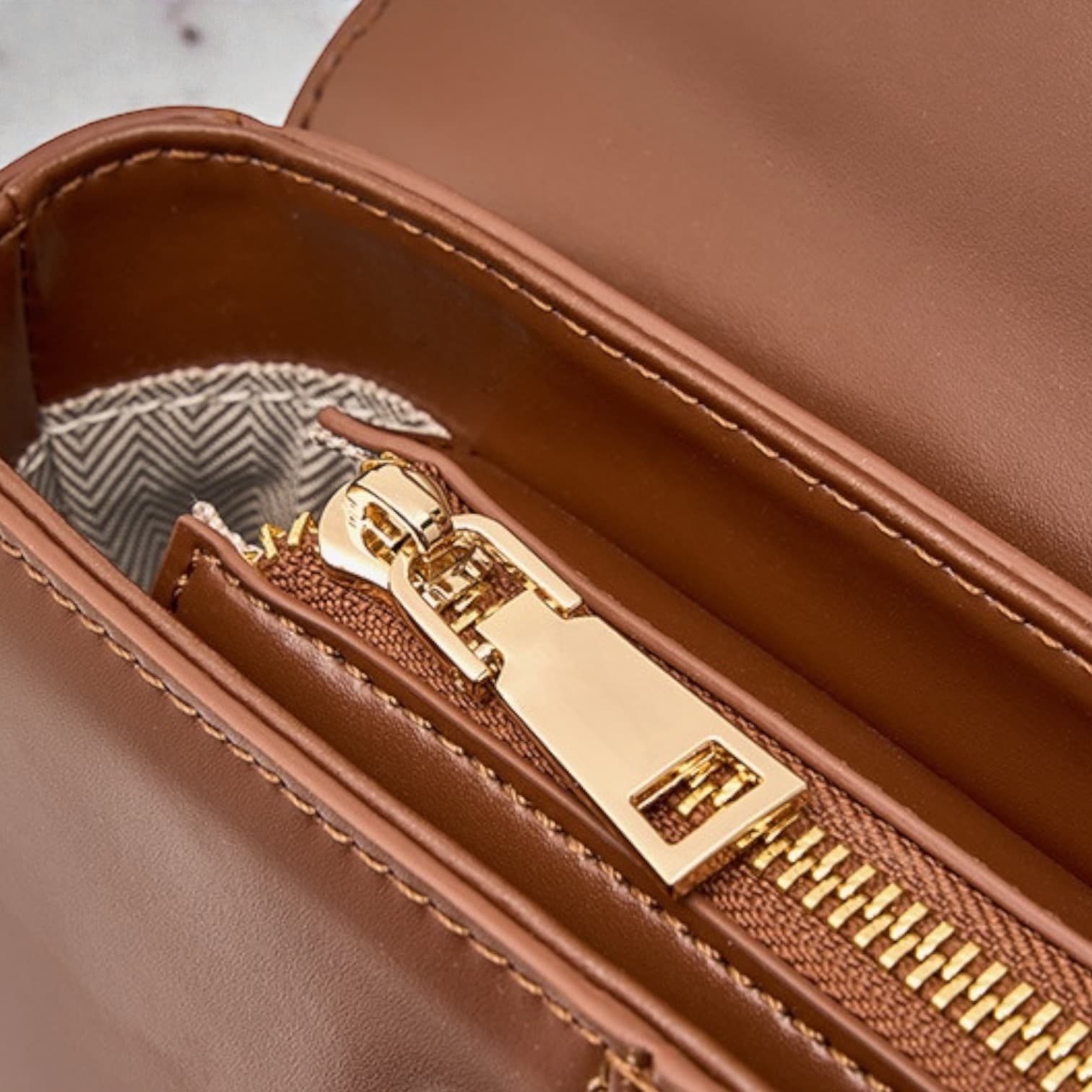 575 牛革クラシカルフラップバッグ BROWN｜セレモニーにも映える艶本革フラップ　ルビリア