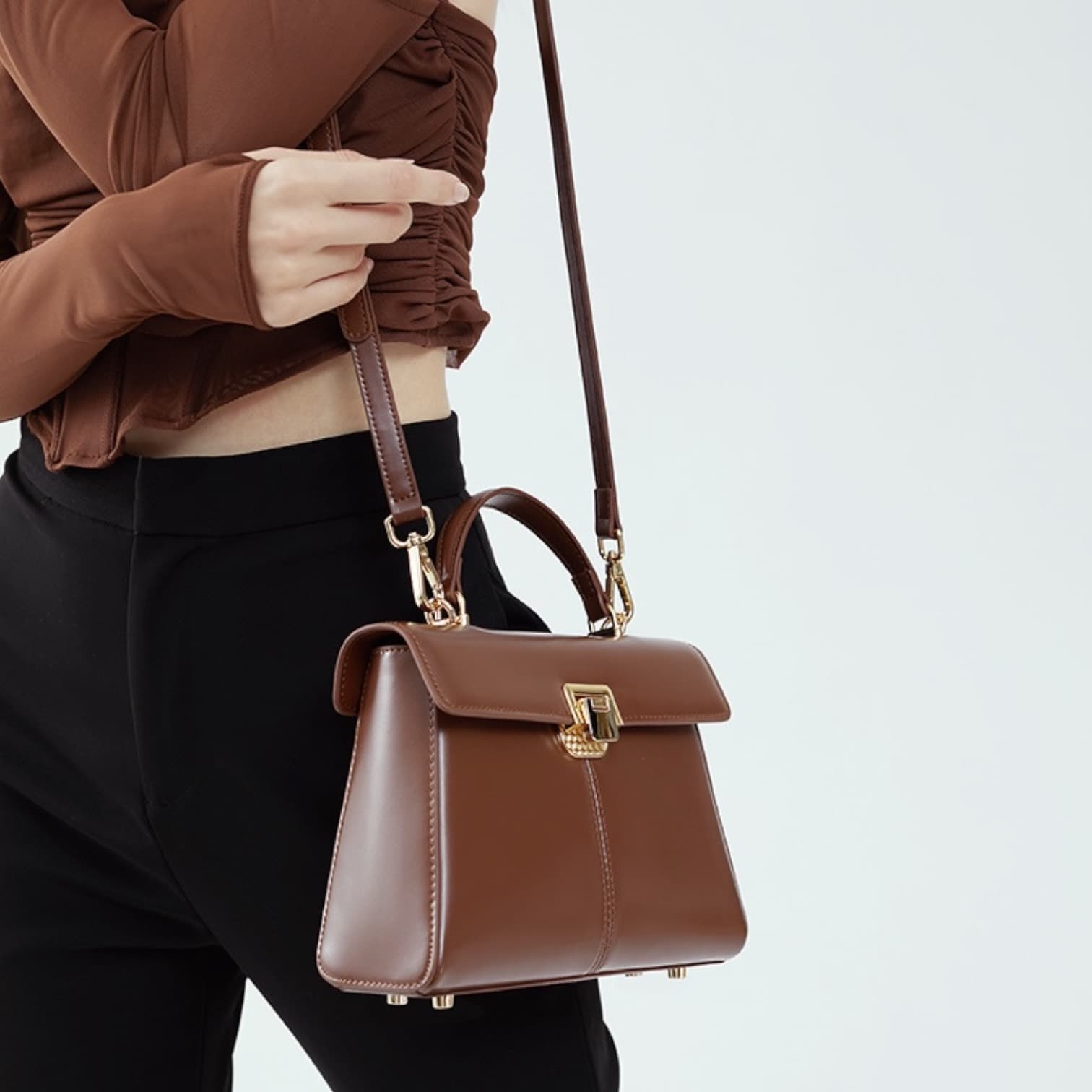 575 牛革クラシカルフラップバッグ BROWN｜セレモニーにも映える艶本革フラップ　ルビリア