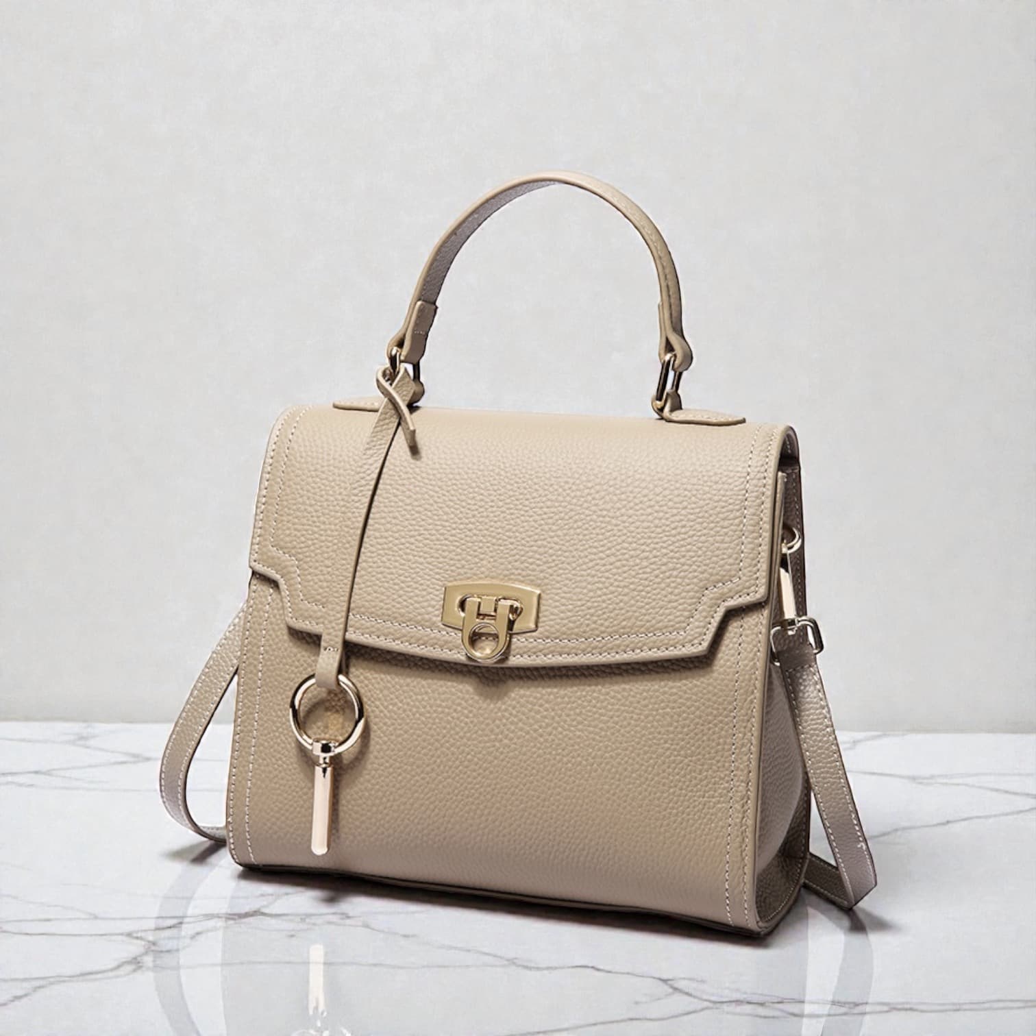 573 本革フラップスクエアーバッグ BEIGE きれいめ2WAYでセレモニー対応　ルビリア