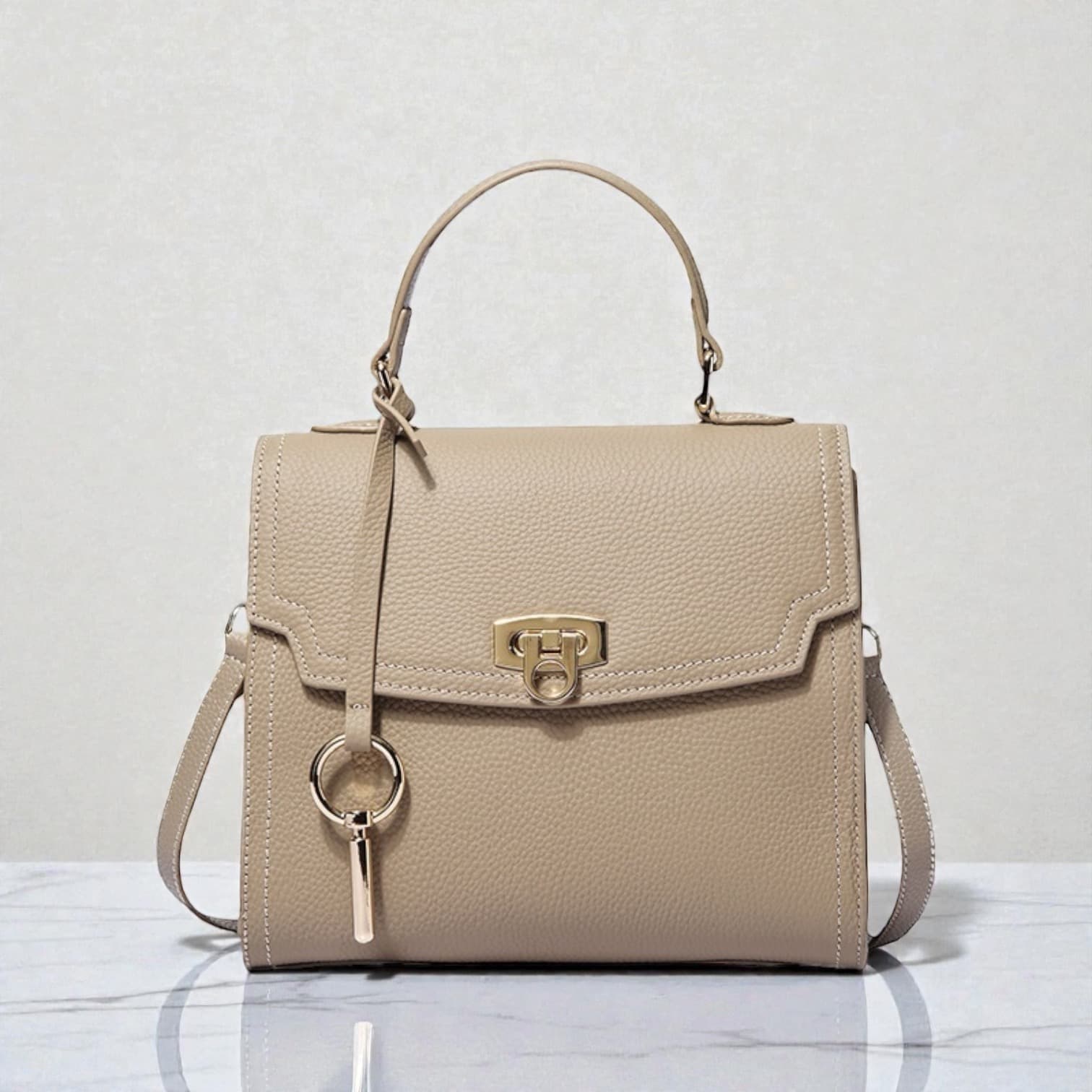 573 本革フラップスクエアーバッグ BEIGE きれいめ2WAYでセレモニー対応　ルビリア