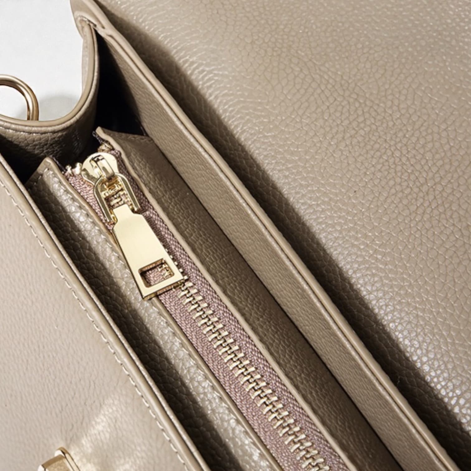 573 本革フラップスクエアーバッグ BEIGE きれいめ2WAYでセレモニー対応　ルビリア