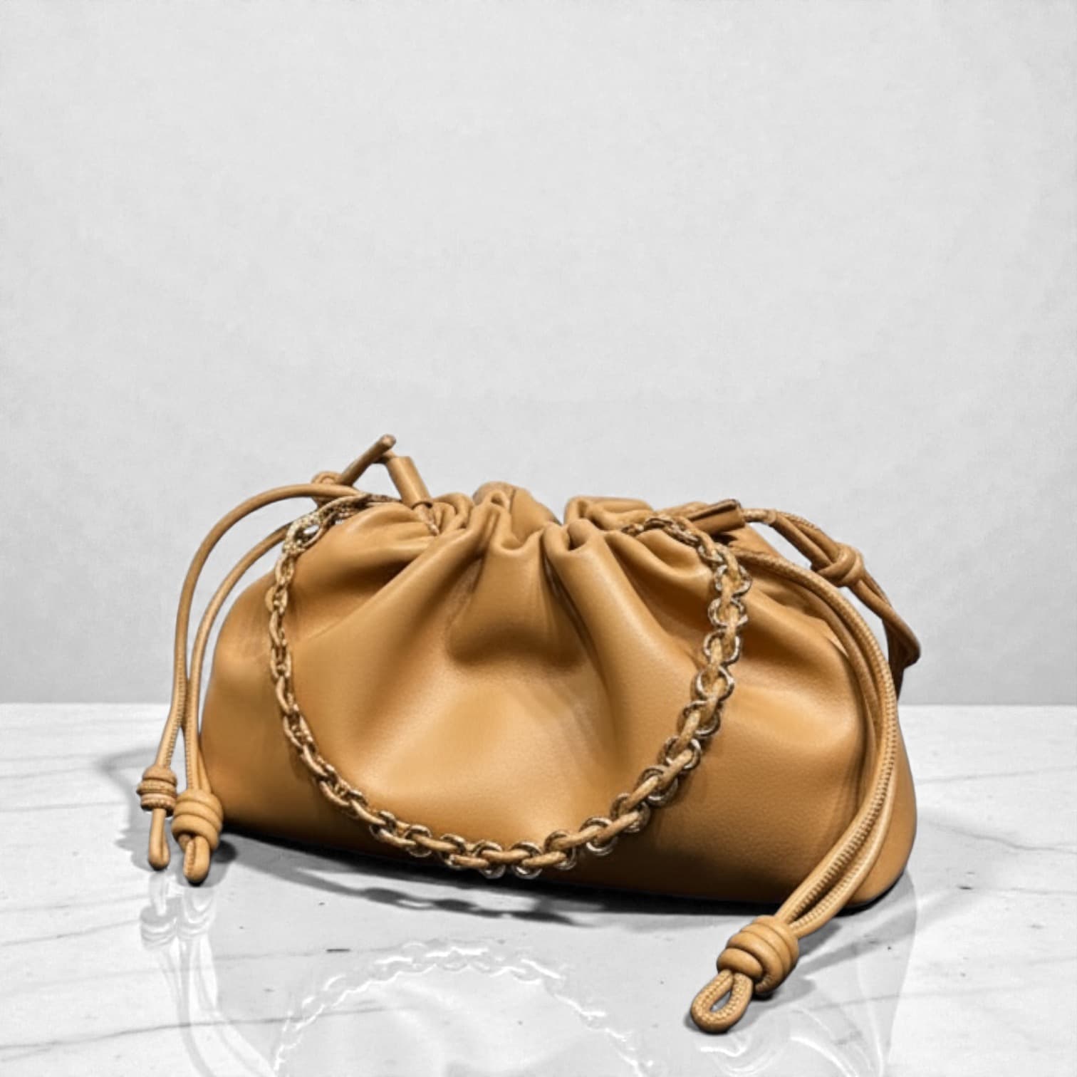 585 本革巾着チェーンTOPハンドルバッグ BROWN｜きれいめコーデが華やぐチェーン巾着　ルビリア