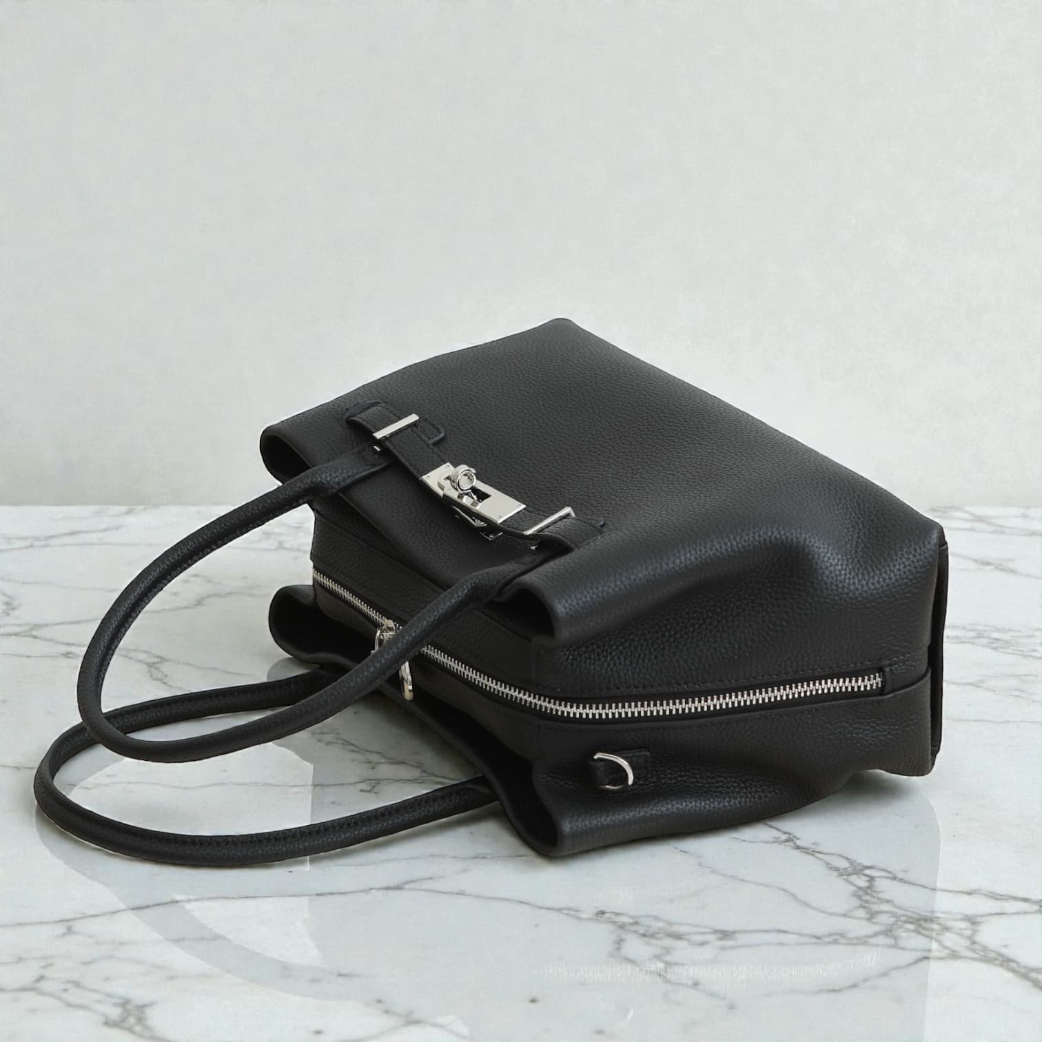 584 本革FBストラクチャードバッグ　ブラック｜大開口ファスナーで出し入れ快適　ルビリア