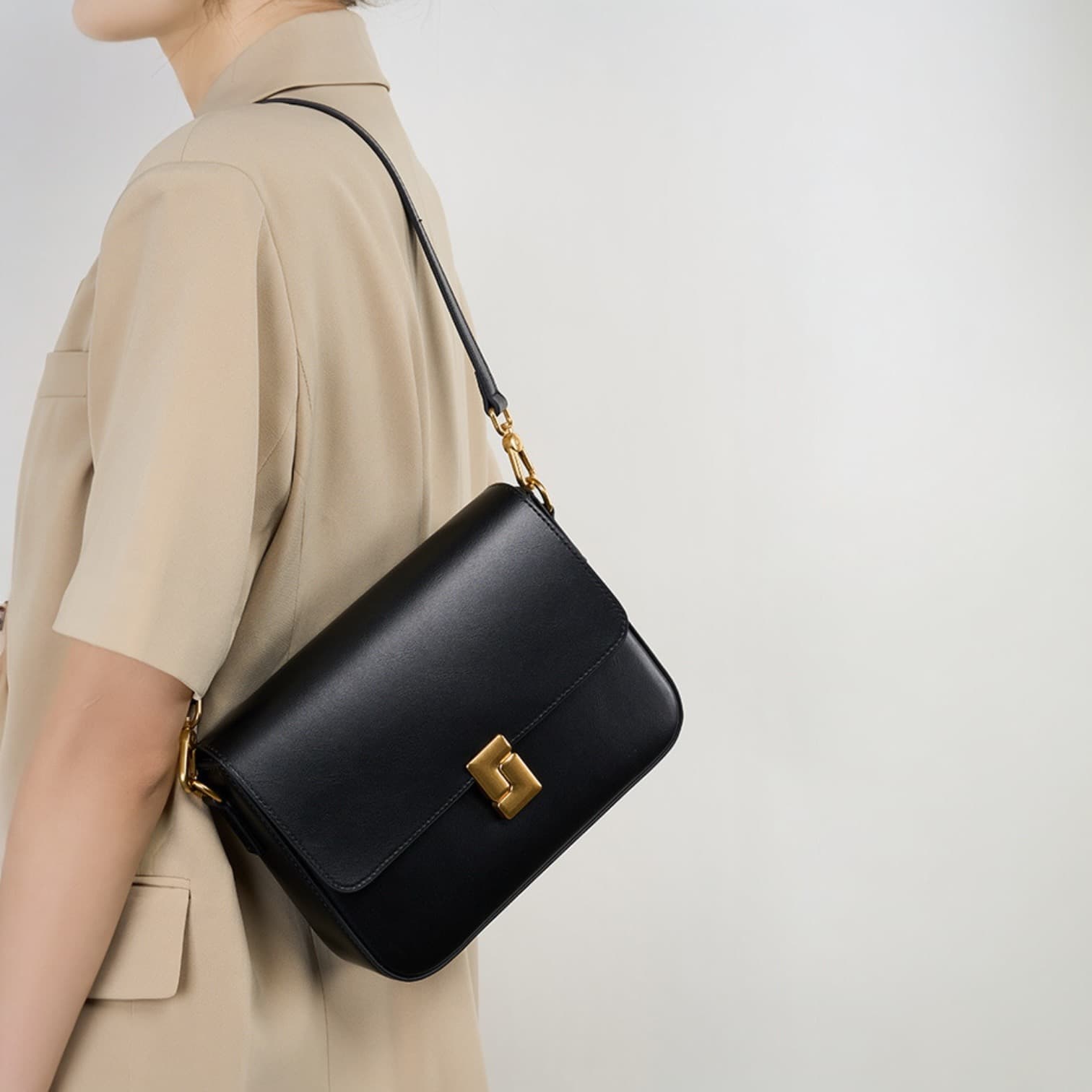 586 本革クラシカルBOXショルダーバッグ ブラック｜艶レザーとゴールド金具で上品見え　ルビリア