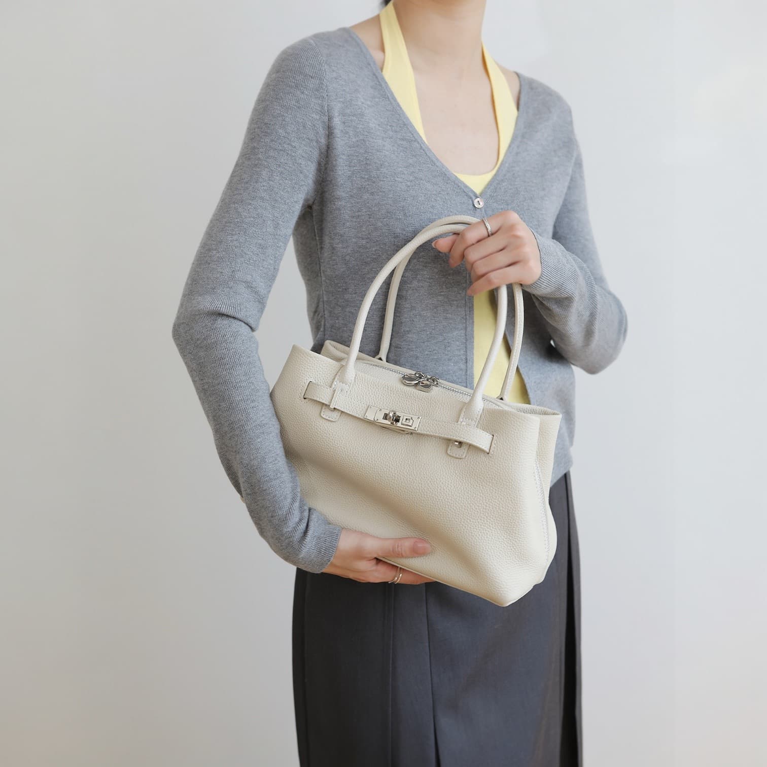 584 本革FBストラクチャードバッグ　ホワイト｜大開口ファスナーで出し入れ快適　ルビリア