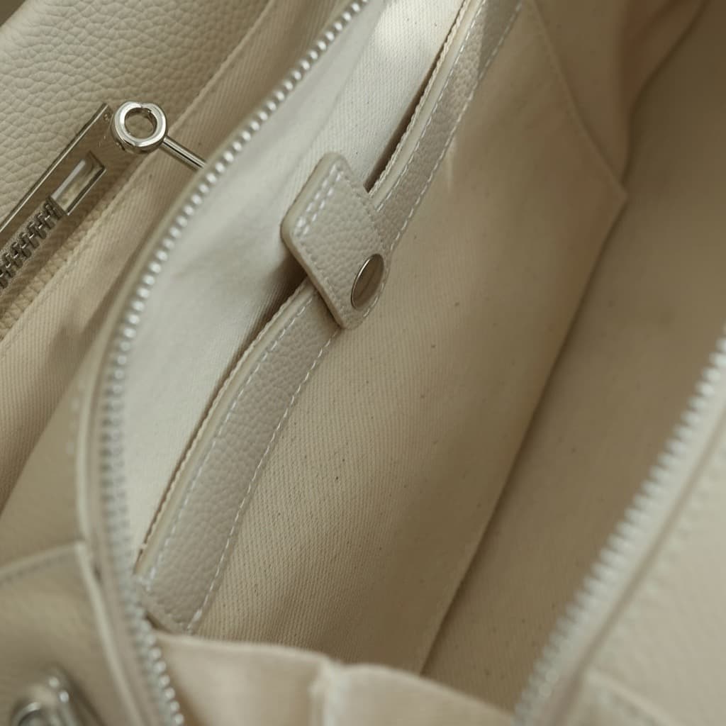 584 本革FBストラクチャードバッグ　ホワイト｜大開口ファスナーで出し入れ快適　ルビリア