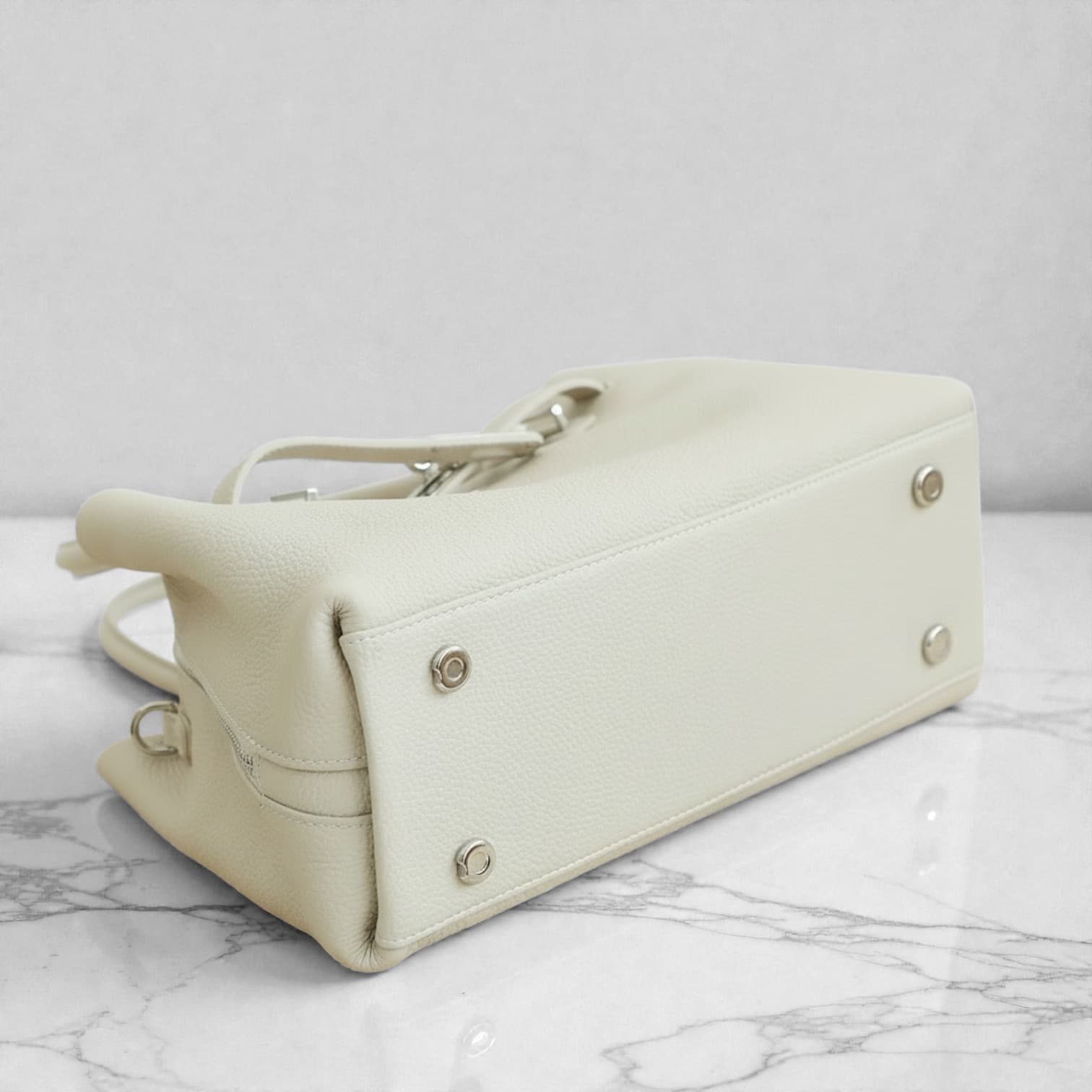 584 本革FBストラクチャードバッグ　ホワイト｜大開口ファスナーで出し入れ快適　ルビリア