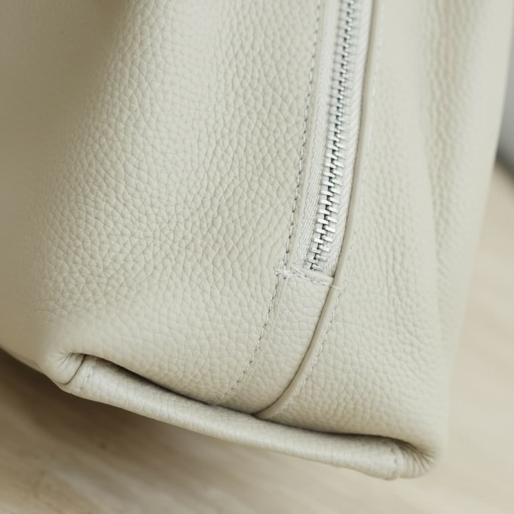 584 本革FBストラクチャードバッグ　ホワイト｜大開口ファスナーで出し入れ快適　ルビリア