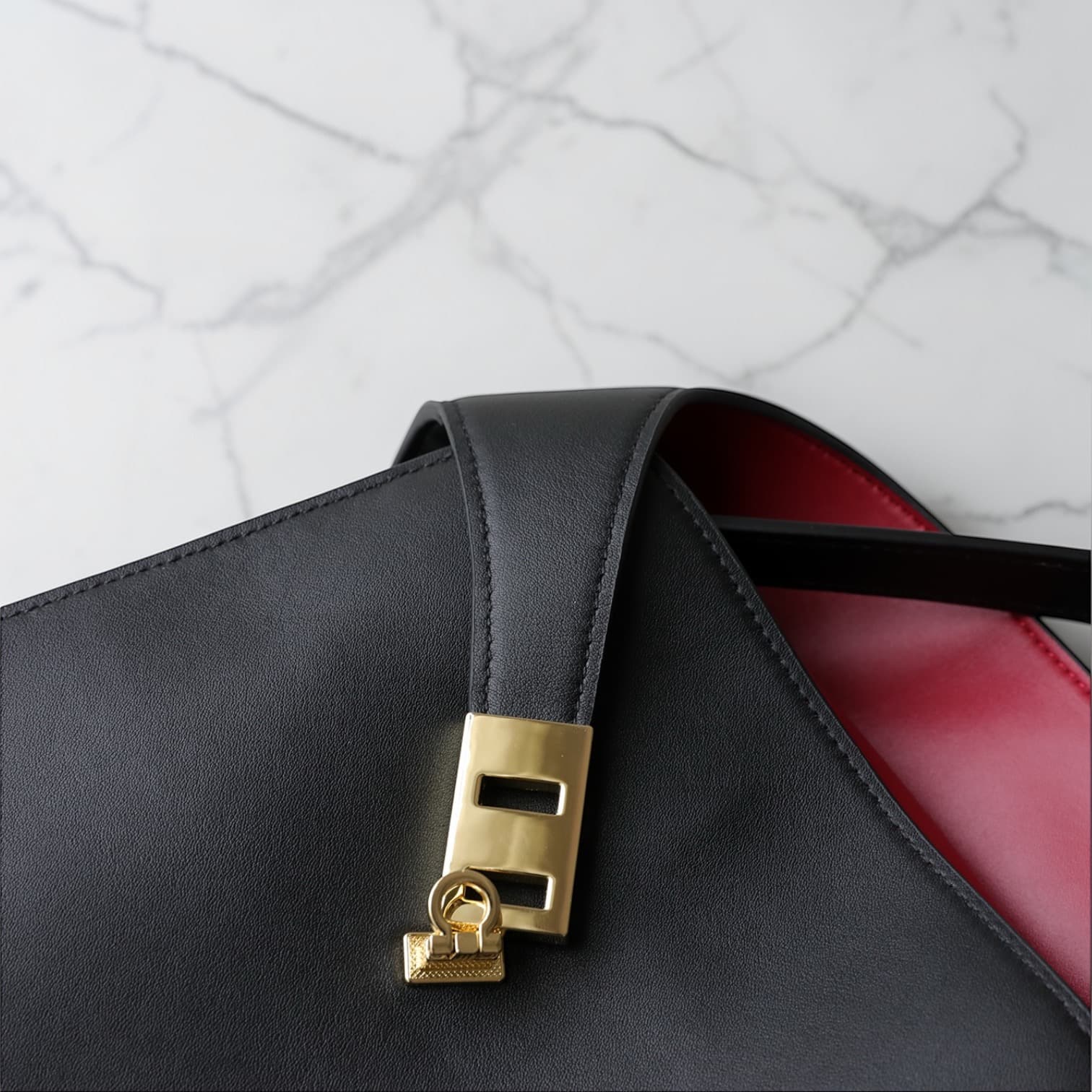 569 牛革TOPハンドルハグバッグ