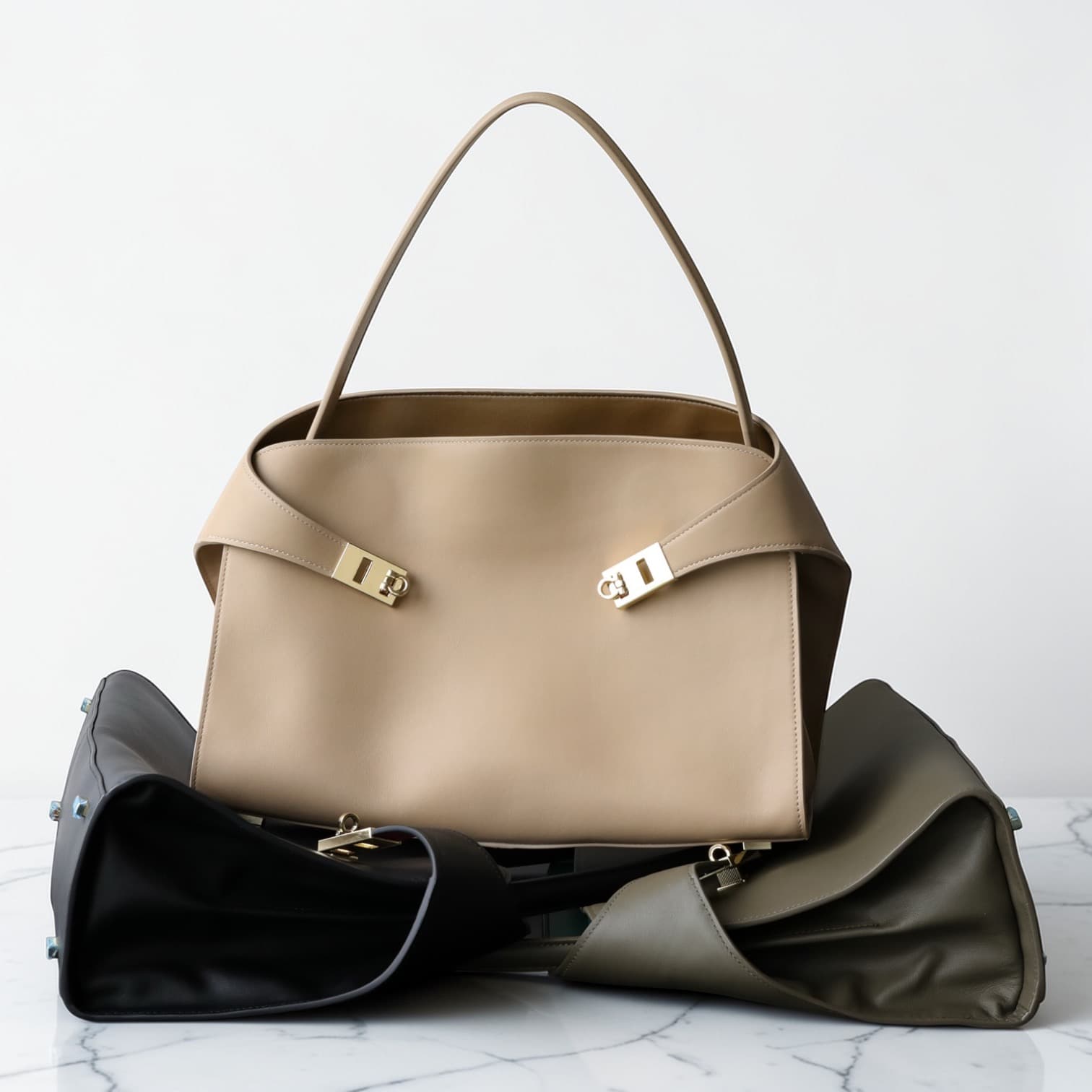 569 牛革TOPハンドルハグバッグ