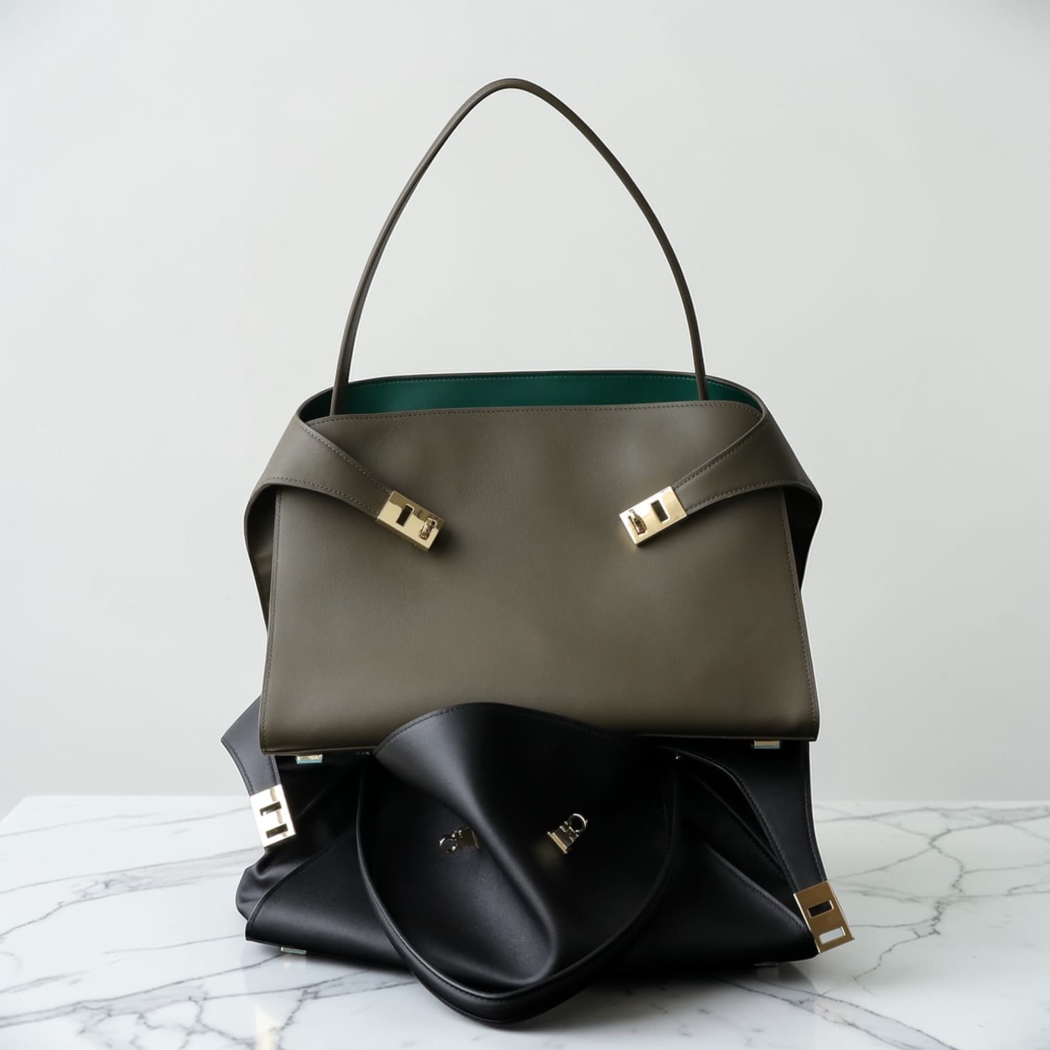 569 牛革TOPハンドルハグバッグ