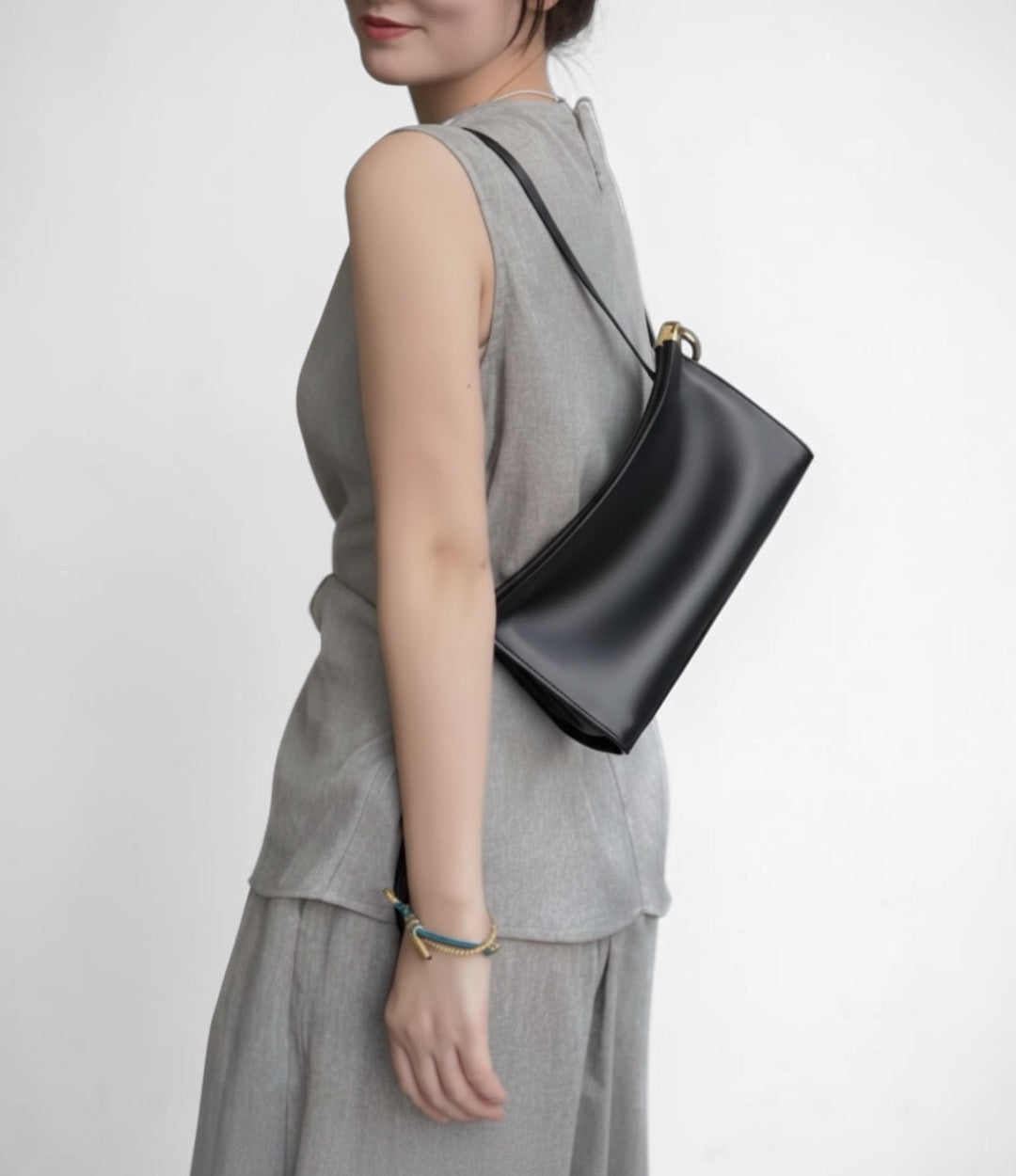 本革NAフレンチバッグ ブラック モデル着用 艶のある牛革が高見えする上品ショルダーバッグ