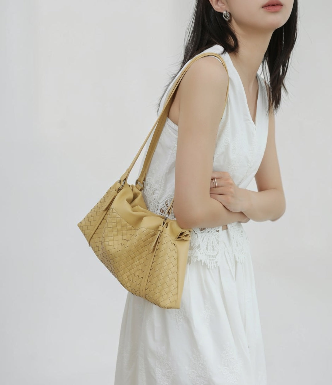 本革編み込み巾着ロングハンドルバッグ YELLOW 上品な横長フォルムの軽量レザーバッグ　LUVILIA ルビリア