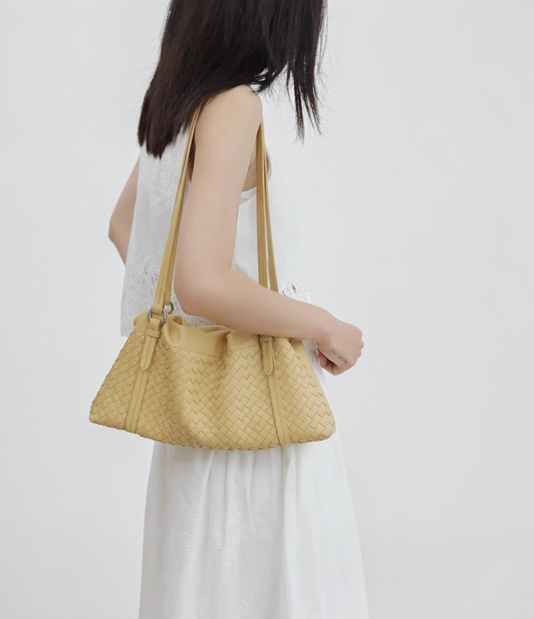 本革編み込み巾着ロングハンドルバッグ YELLOW モデル着用 上品な横長フォルムの軽量レザーバッグ　LUVILIA ルビリア