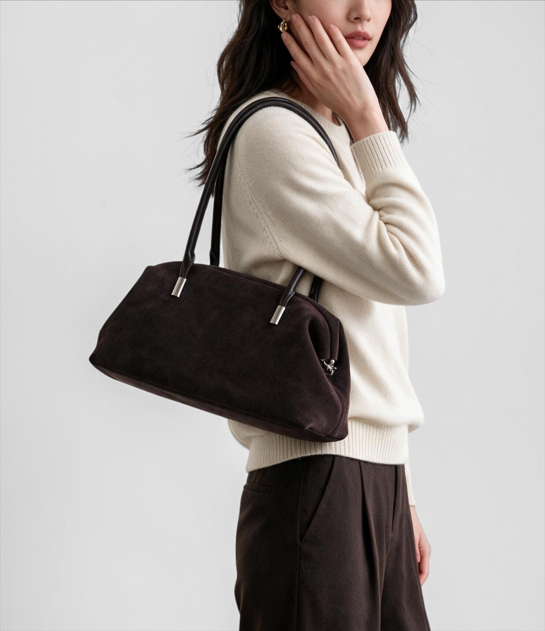 LUVILIA 638 D.BROWNを白いニットに合わせて肩に掛けた着用イメージ。