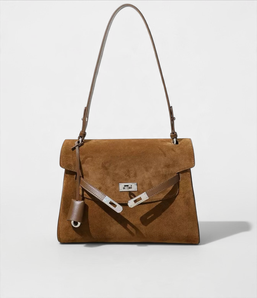 639 牛革スウェード ベルトフラップバッグ BROWN。キャメル系の本体とシルバーカラーのベルト金具が見える正面。